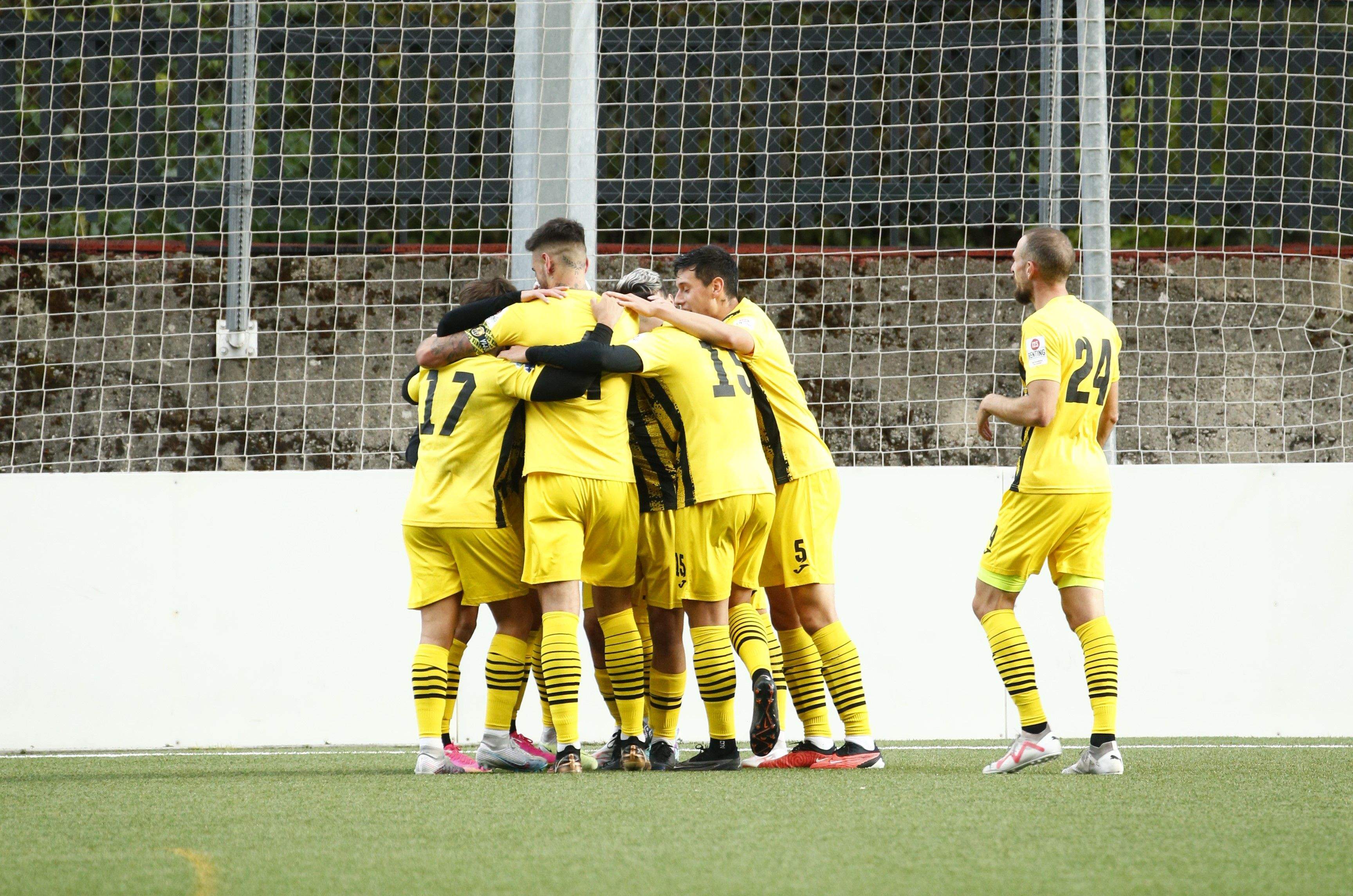 Celebració d'un dels gols de l'UE Santa Coloma.