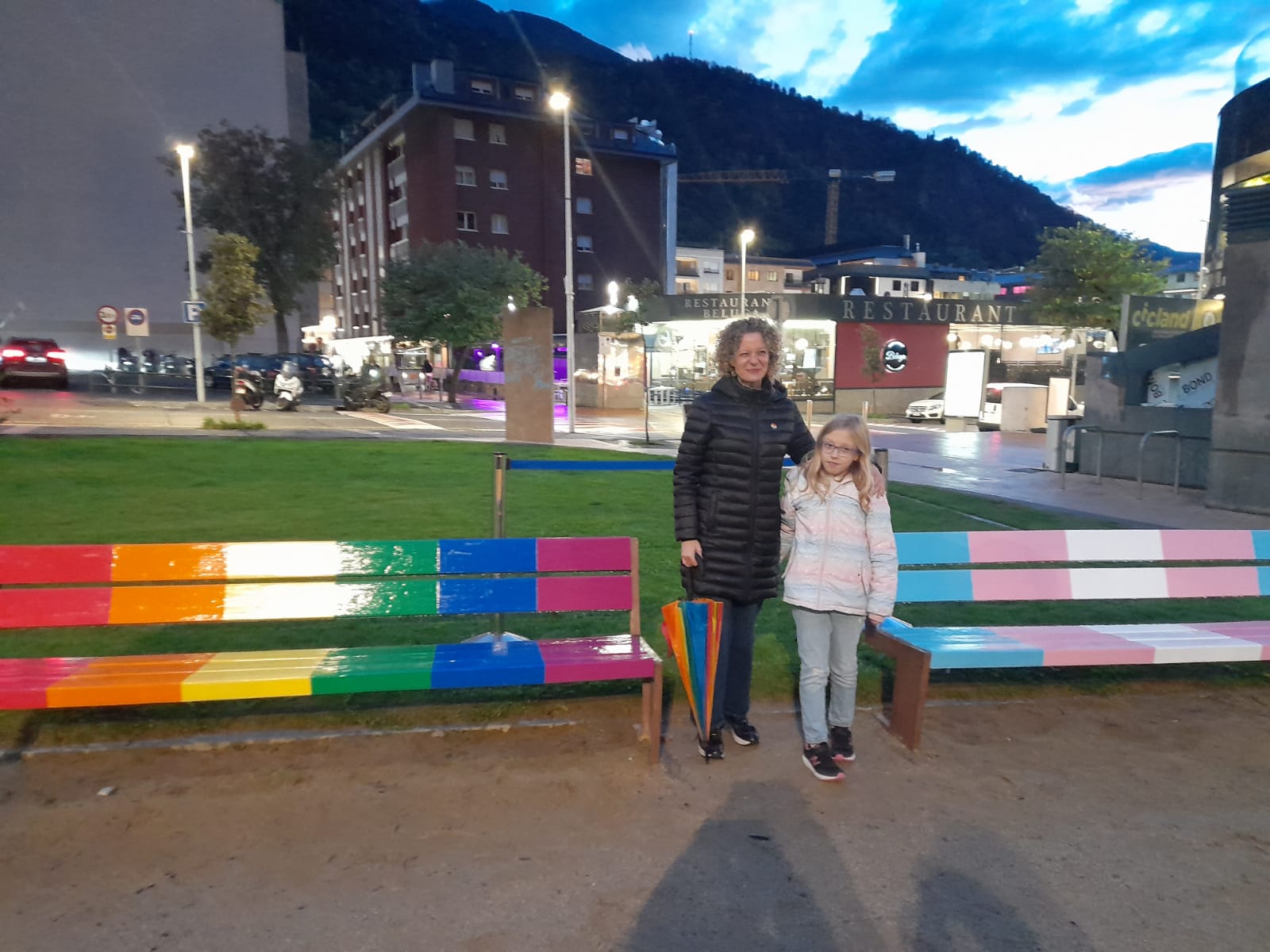 Nieves Calvo al costat dels dos bancs al Parc del Roure.