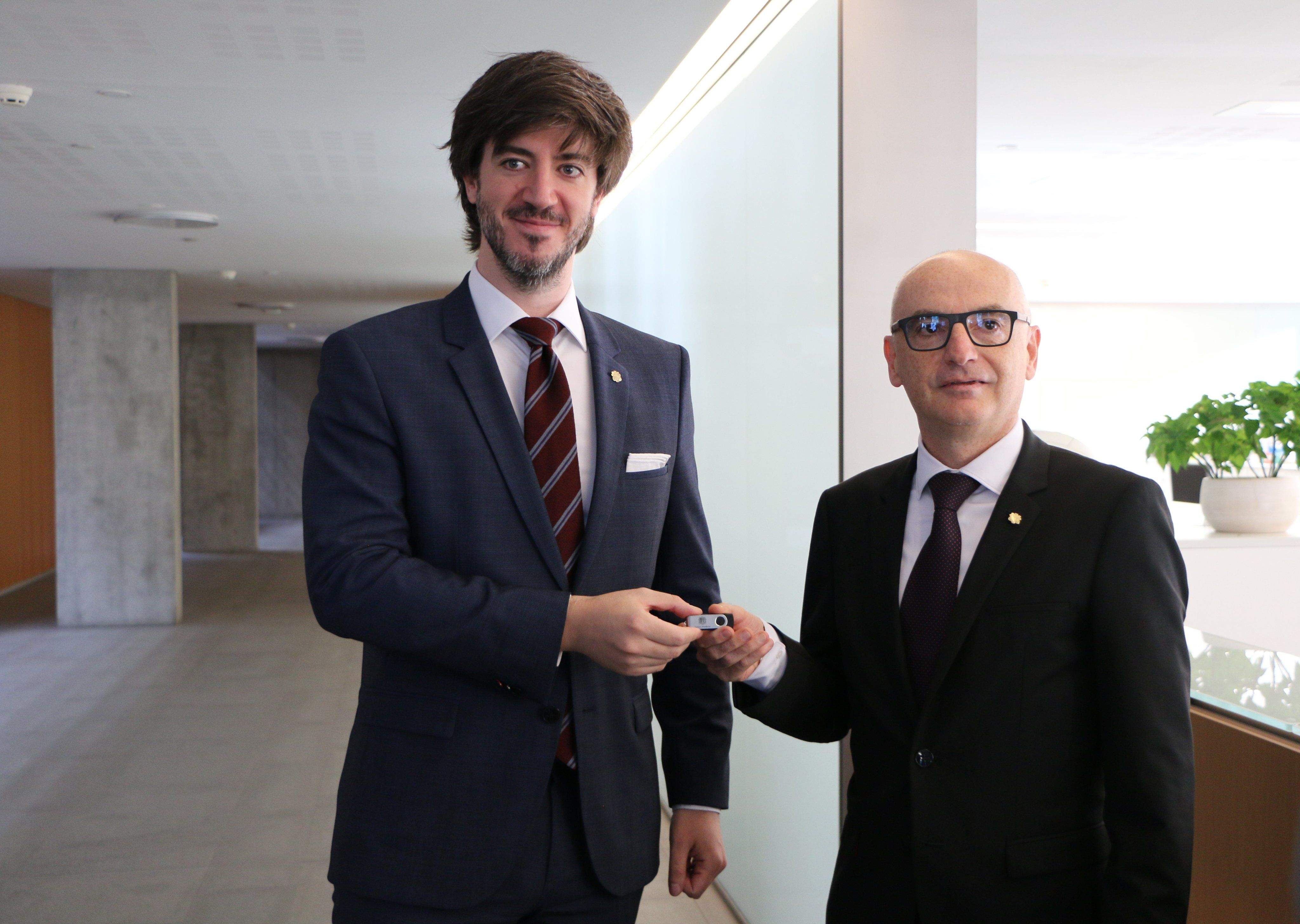 Lladós fa entrega del llapís amb el pressupost al síndic general, Carles Ensenyat.