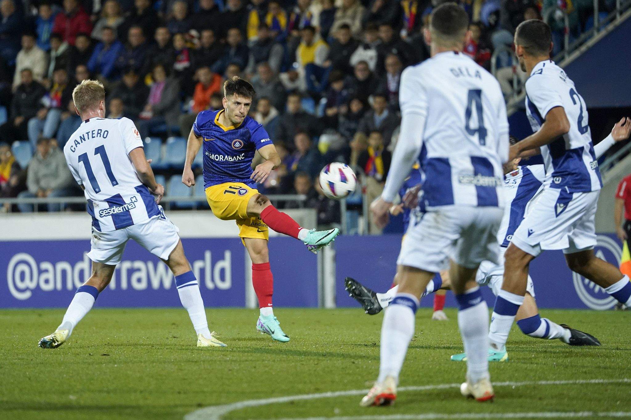 Iván Gil en el partit contra el Llevant de la primera volta.