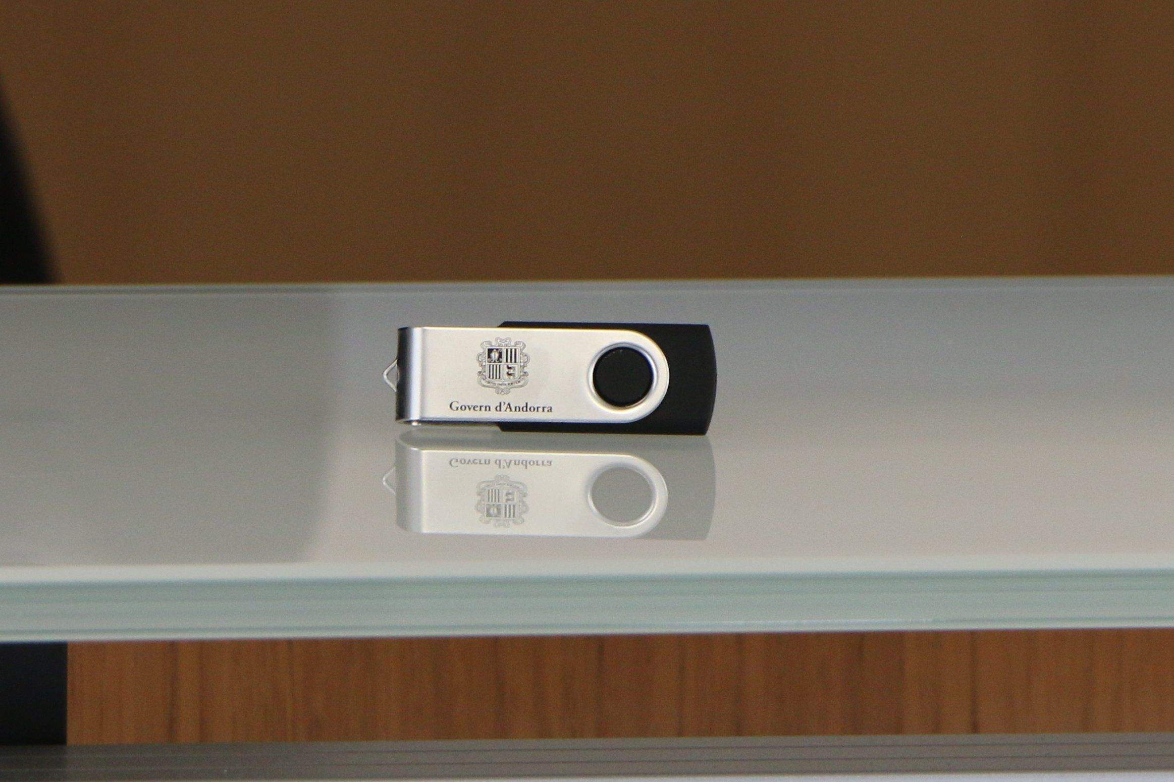 El llapis amb els comptes del 2024, que incompleixen en dos paràmetres.