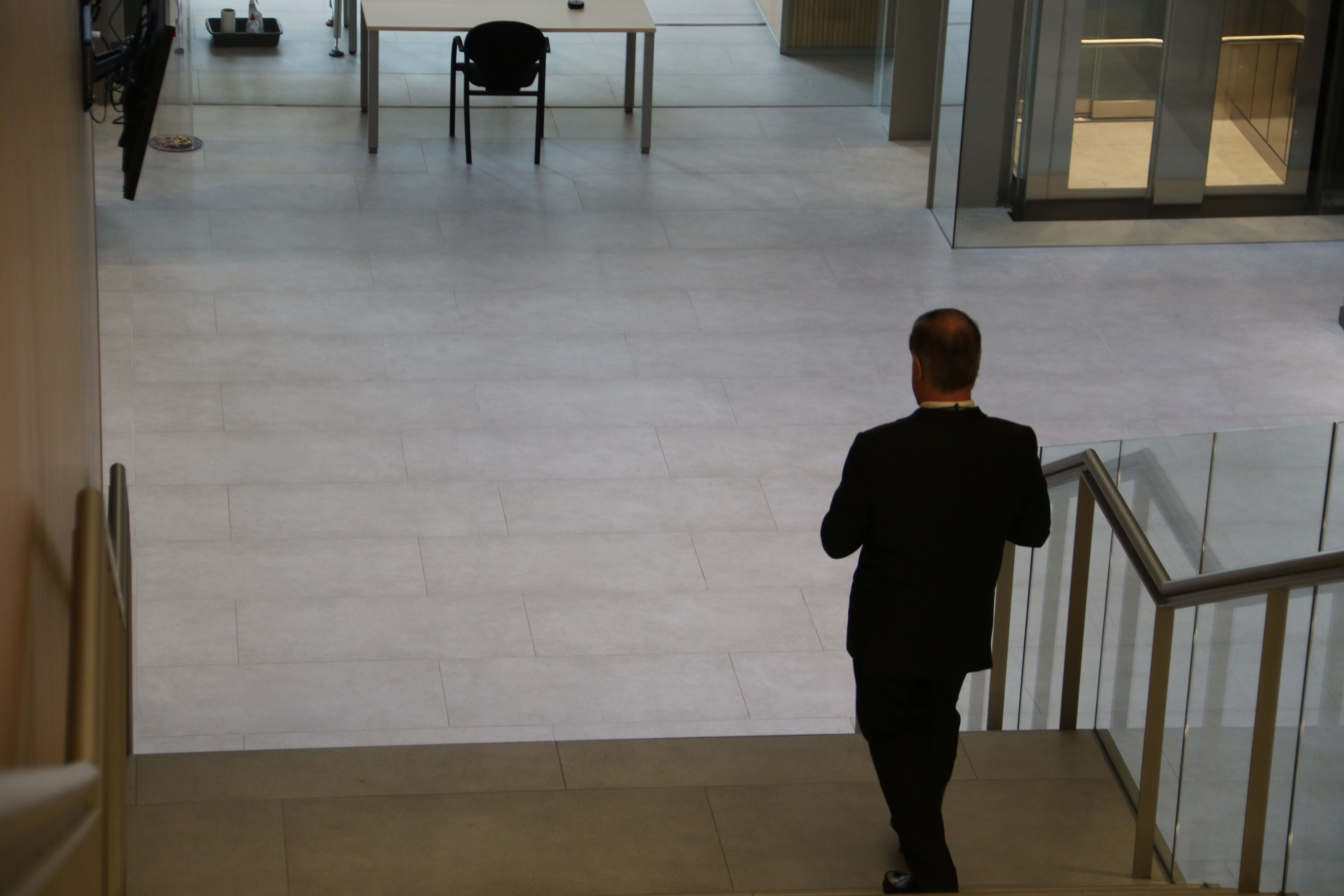 Enric Casadevall baixant les escales de la Seu de la Justícia. Enric Casadevall baixant les escales de la Seu de la Justícia.