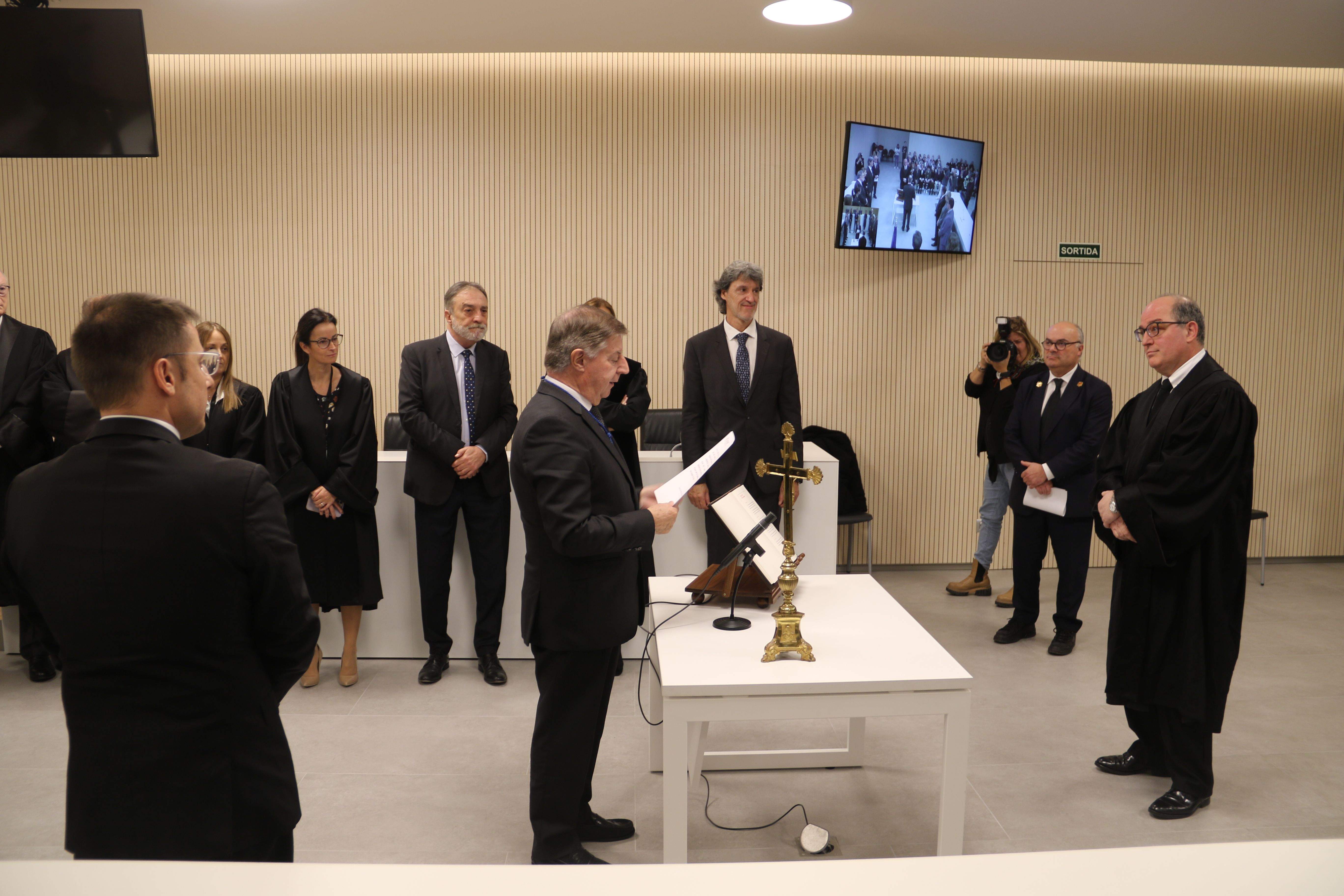 Presa de jurament d'Alfons Alberca com a magistrat del Tribunal de Corts. La portaveu del Sindicat, Rebeca Bonache.