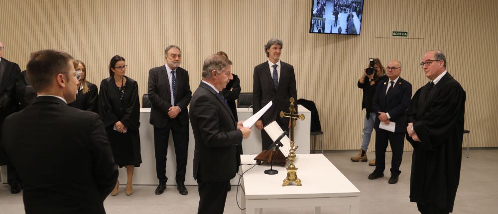 Presa de jurament d'Alfons Alberca com a magistrat del Tribunal de Corts. Presa de jurament d'Alfons Alberca com a magistrat del Tribunal de Corts.