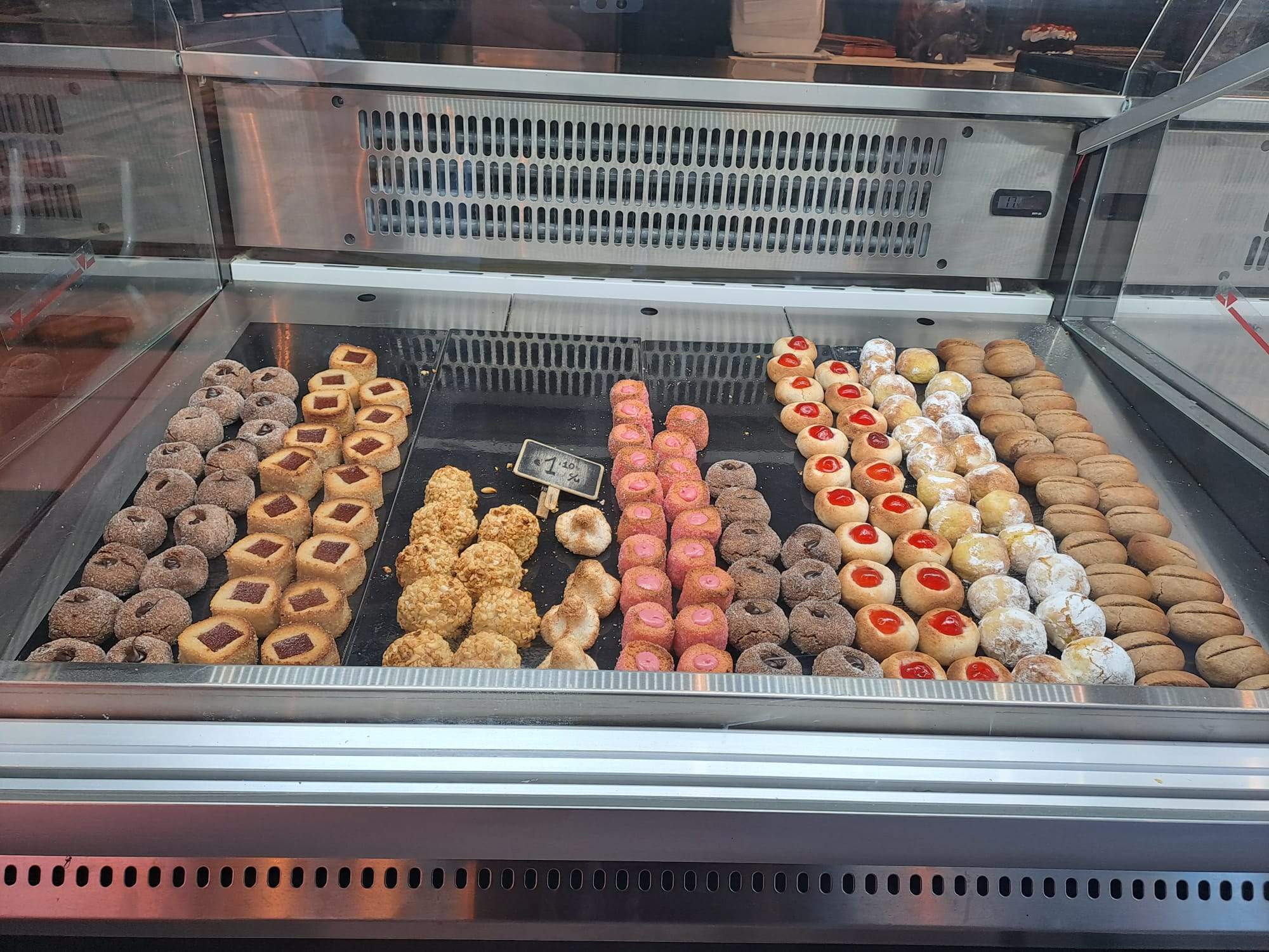 Panellets en una passtisseria d'Encamp.