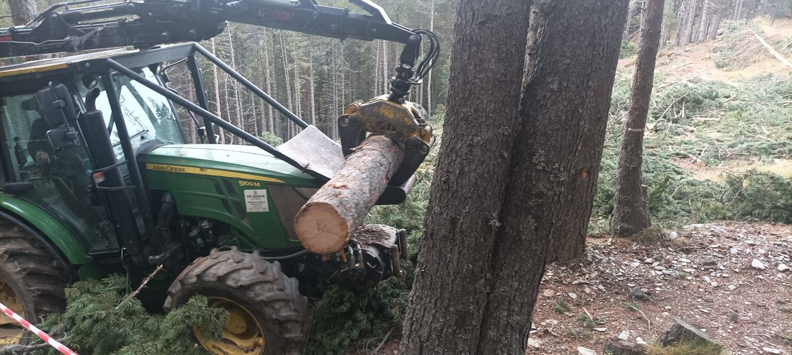 Una màquina treballant. Una màquina treballant.