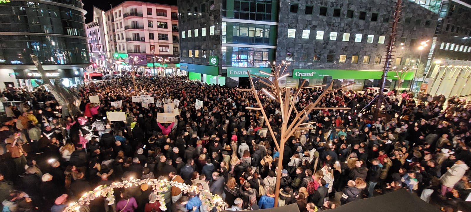 Manifestants a la plaça de la Rotonda. Manifestants a la plaça de la Rotonda.