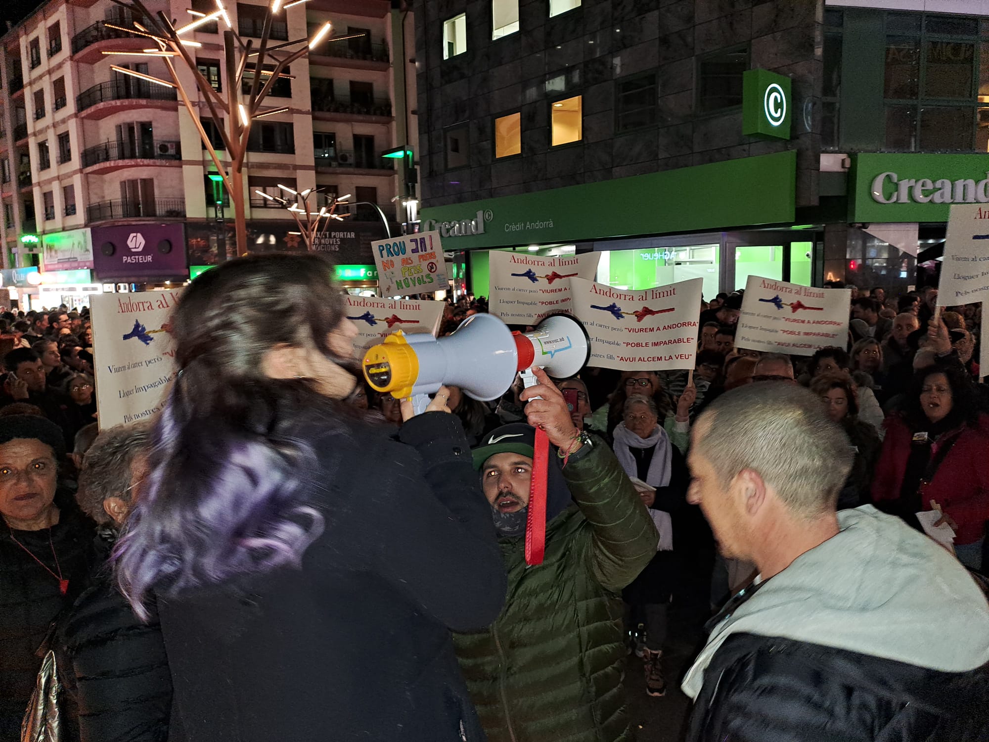 Crits i proclames contra la gestió del Govern durant la manifestació per un habitatge digne. Crits i proclames contra la gestió del Govern durant la manifestació per un habitatge digne.
