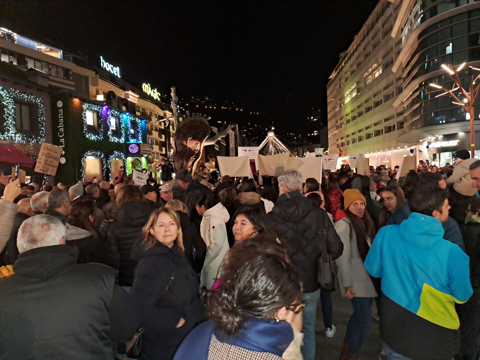 La plaça de la Rotonda plena de gom a gom durant la manifestació. La plaça de la Rotonda plena de gom a gom durant la manifestació.