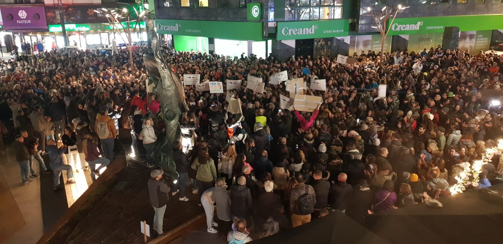 Assistents a la manifestació per un habitatge digne omplen la plaça a la Rotonda. Assistents a la manifestació per un habitatge digne omplen la plaça a la Rotonda.