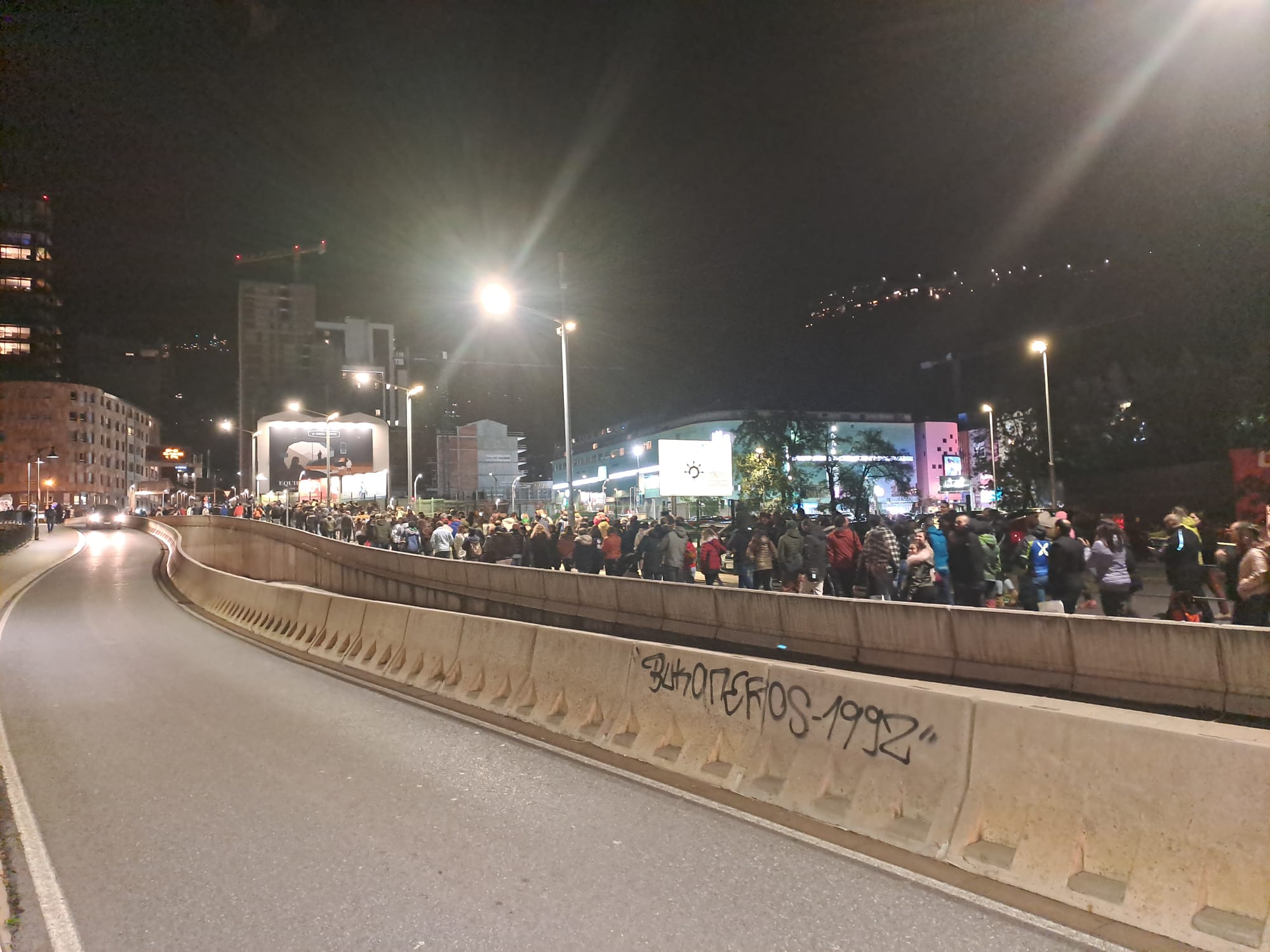 Els manifestants dirigint-se cap a la Dama de Gel. Els manifestants dirigint-se cap a la Dama de Gel.