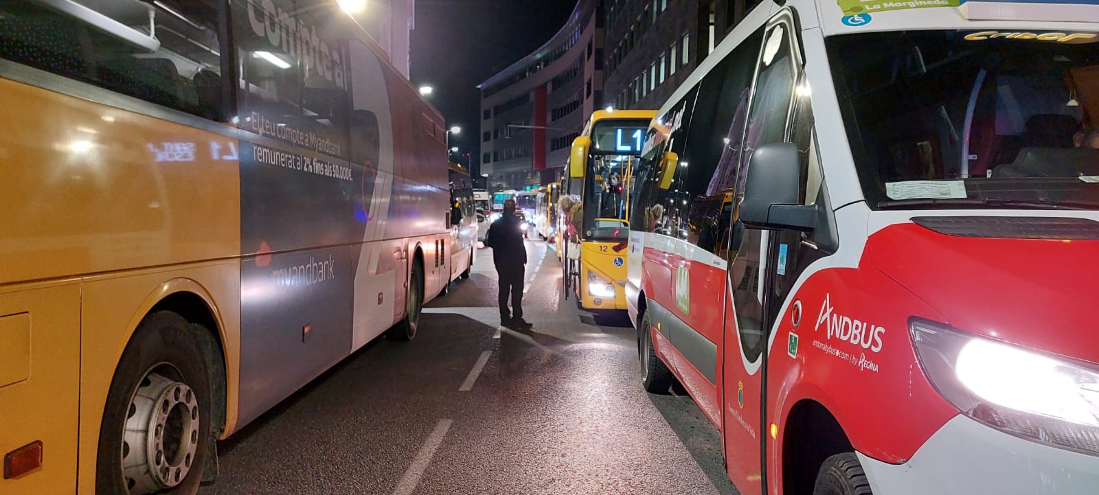 Els vehïcles fent cua davant la gran afluència de manifestants. Els vehïcles fent cua davant la gran afluència de manifestants.
