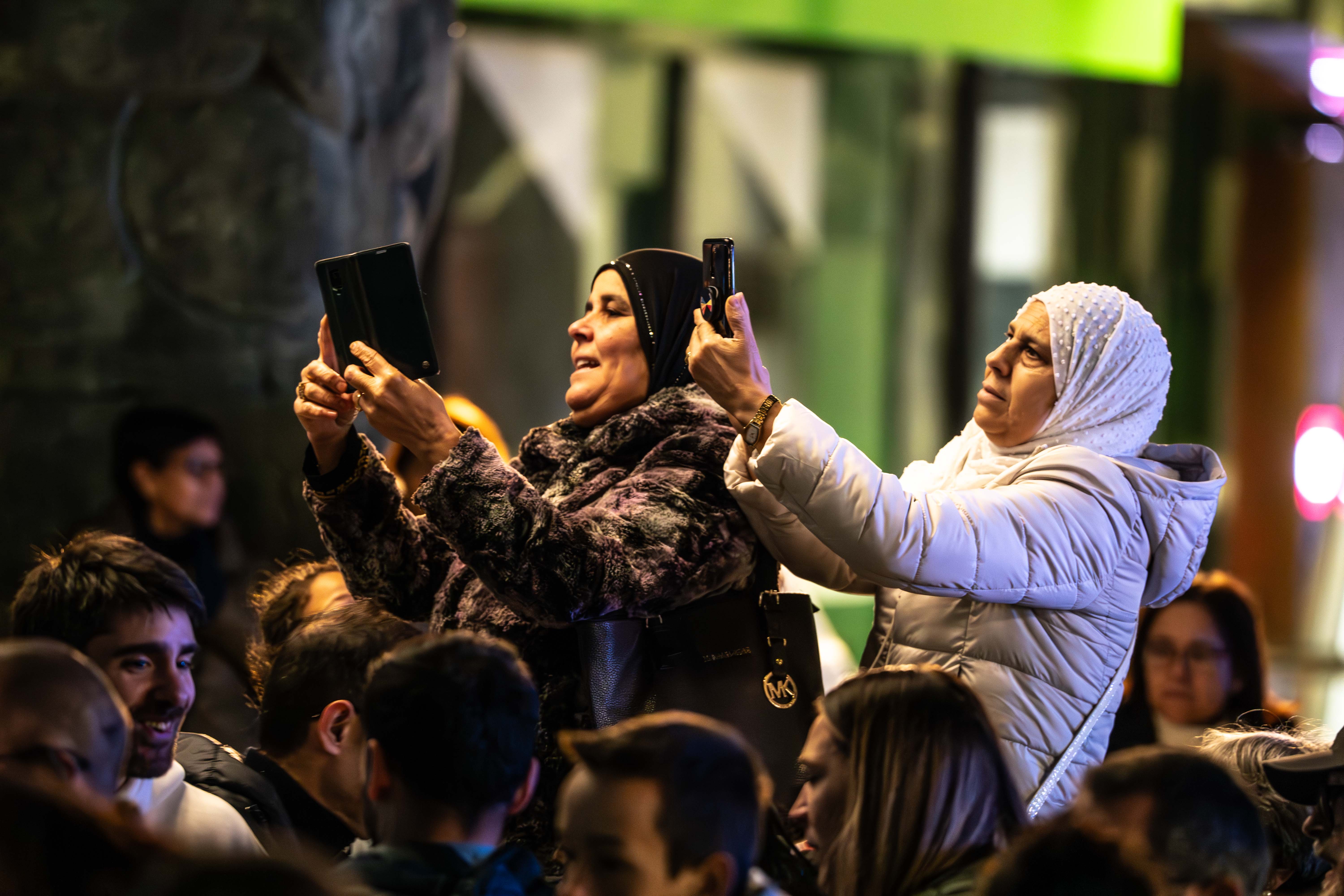 Manifestants immortalitzant el moment. Manifestants immortalitzant el moment.