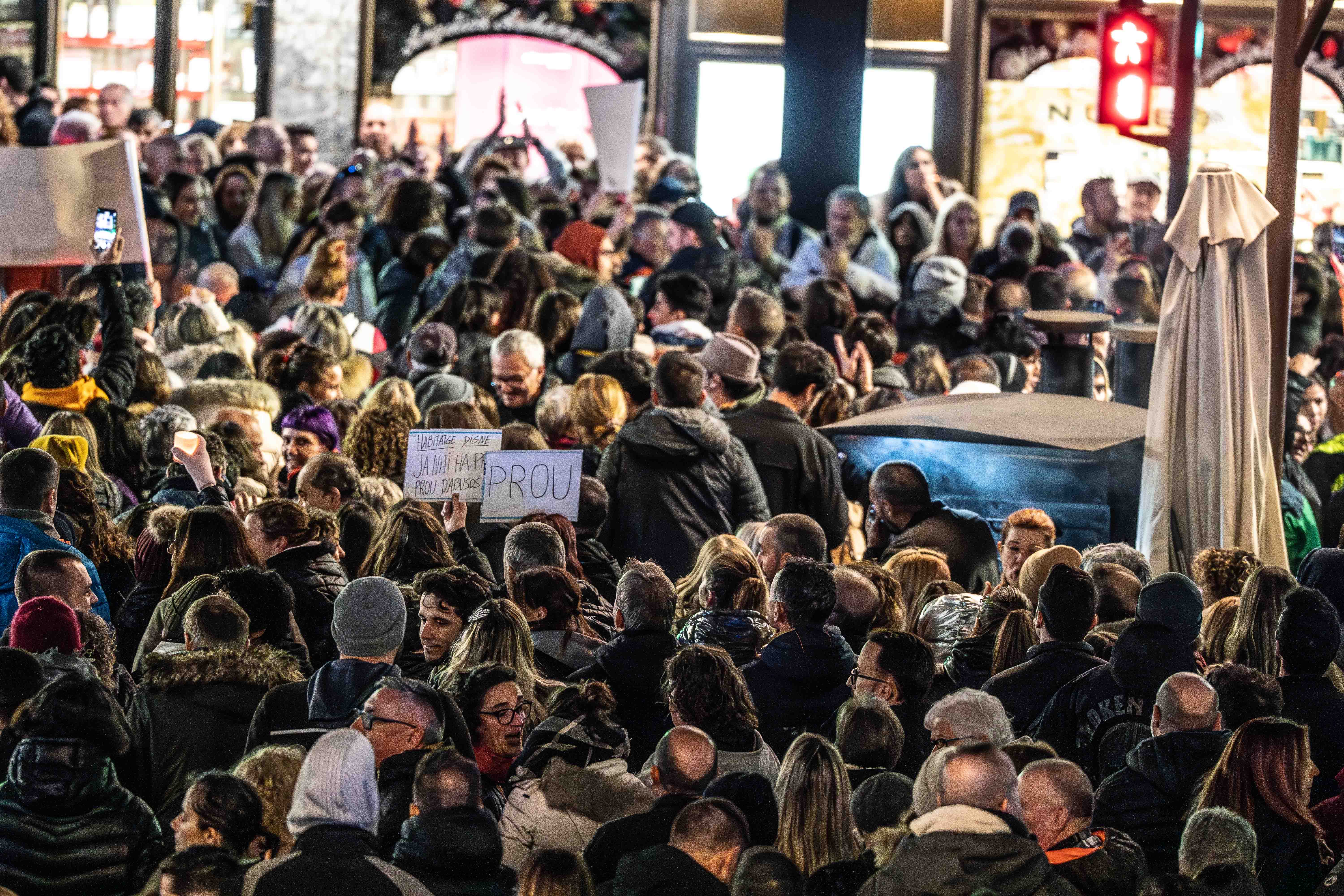 La plaça de la Rotonda s'ha omplert de gom a gom. La plaça de la Rotonda s'ha omplert de gom a gom.