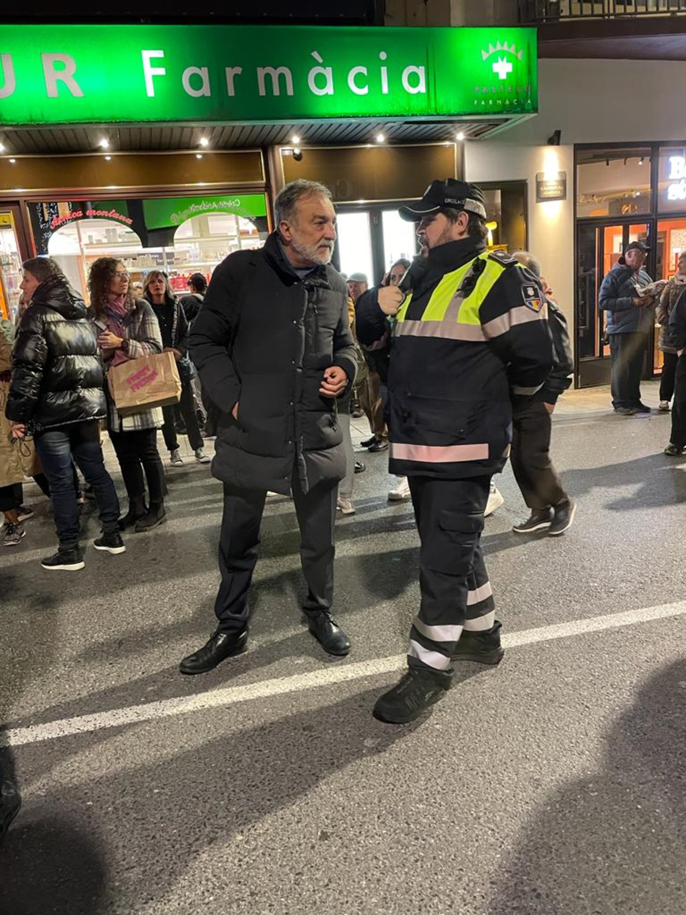 El Raonador del Ciutadà, Marc Vila, amb un agent de circulació. El Raonador del Ciutadà, Marc Vila, amb un agent de circulació.