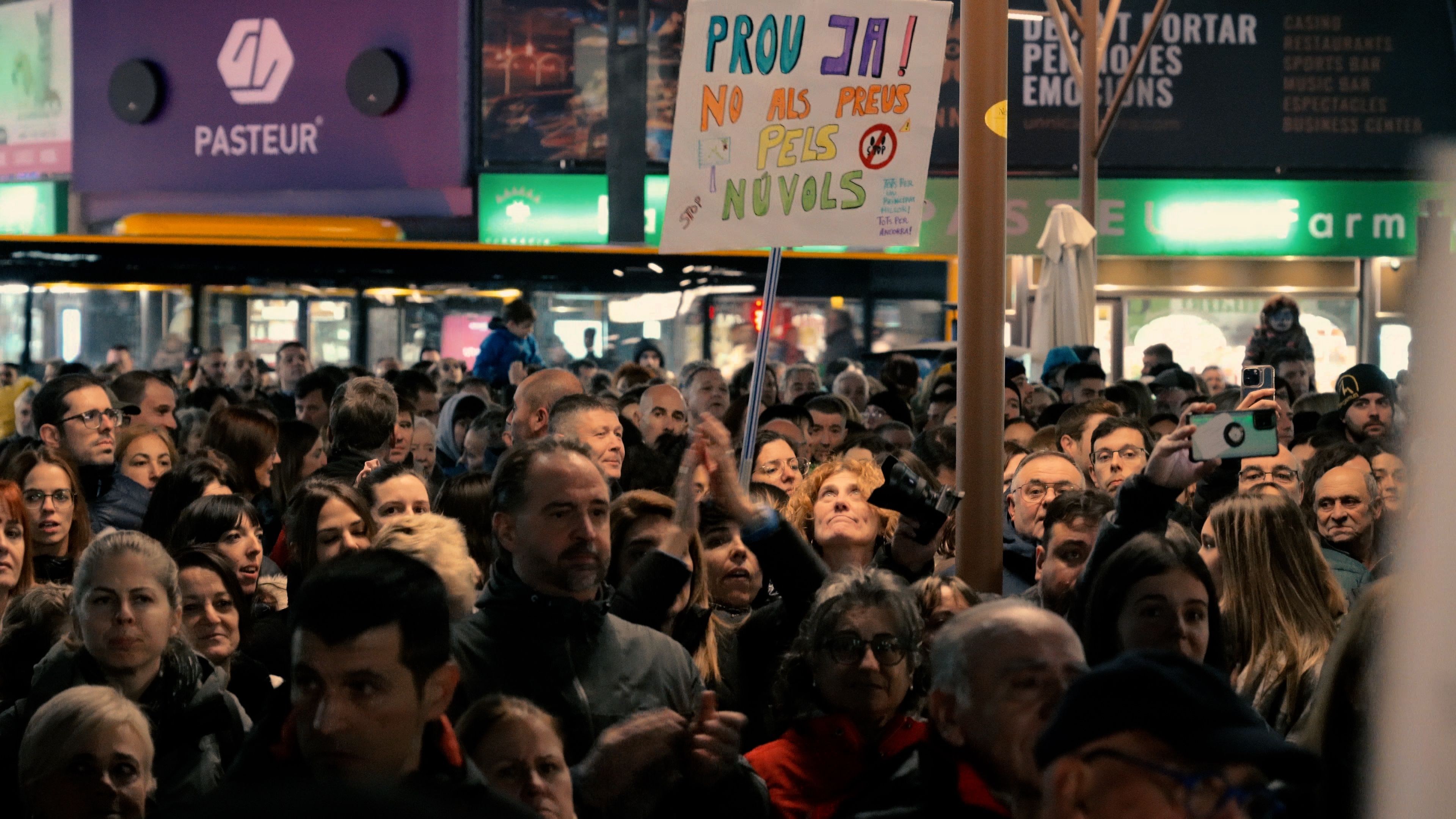 Els concentrats a la plaça de la rotonda.
