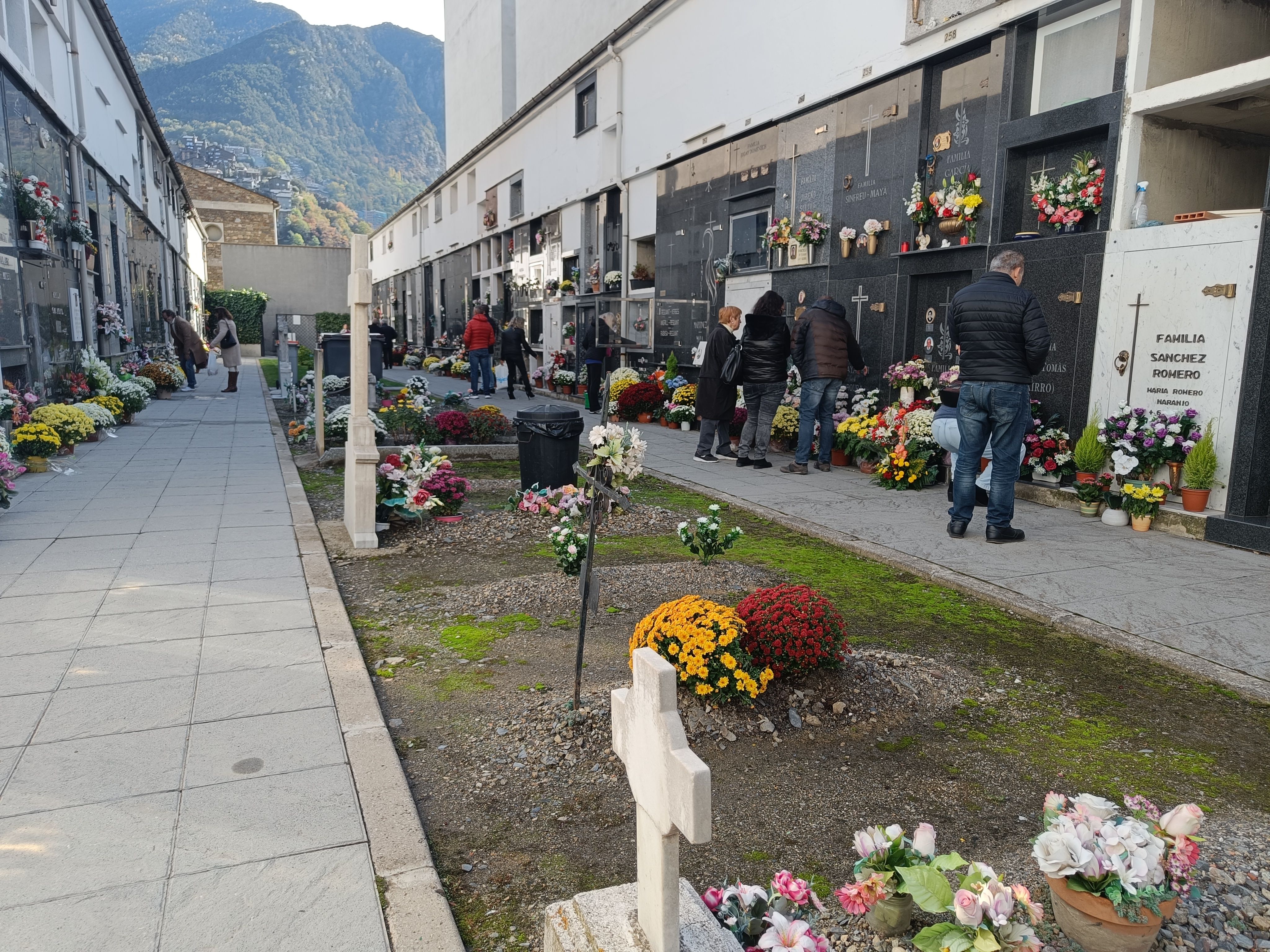 Ciutadans al cementiri del Pessebre d'Escaldes-Engordany.