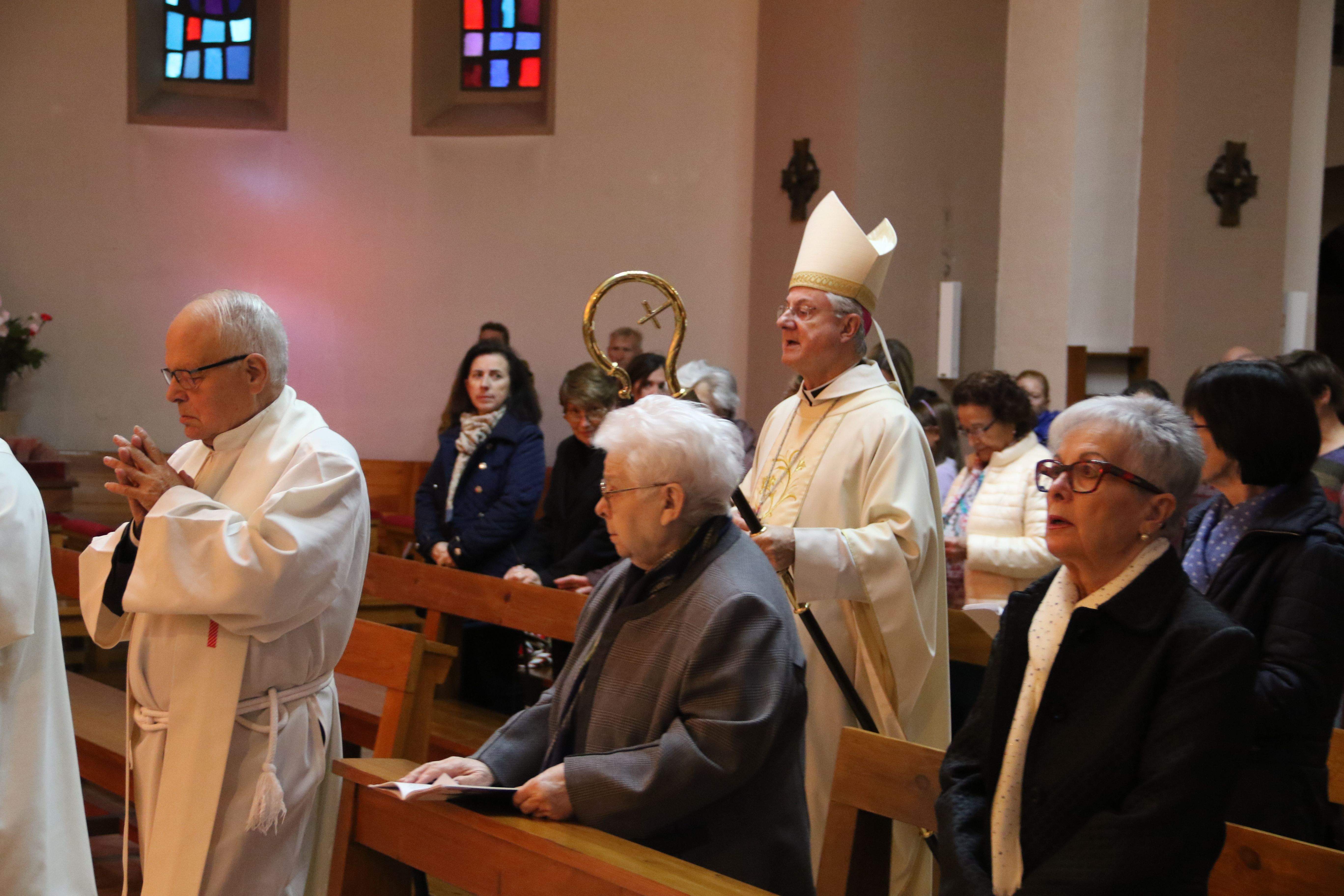 La comitiva sacerdotal accedint cap a l'altar.