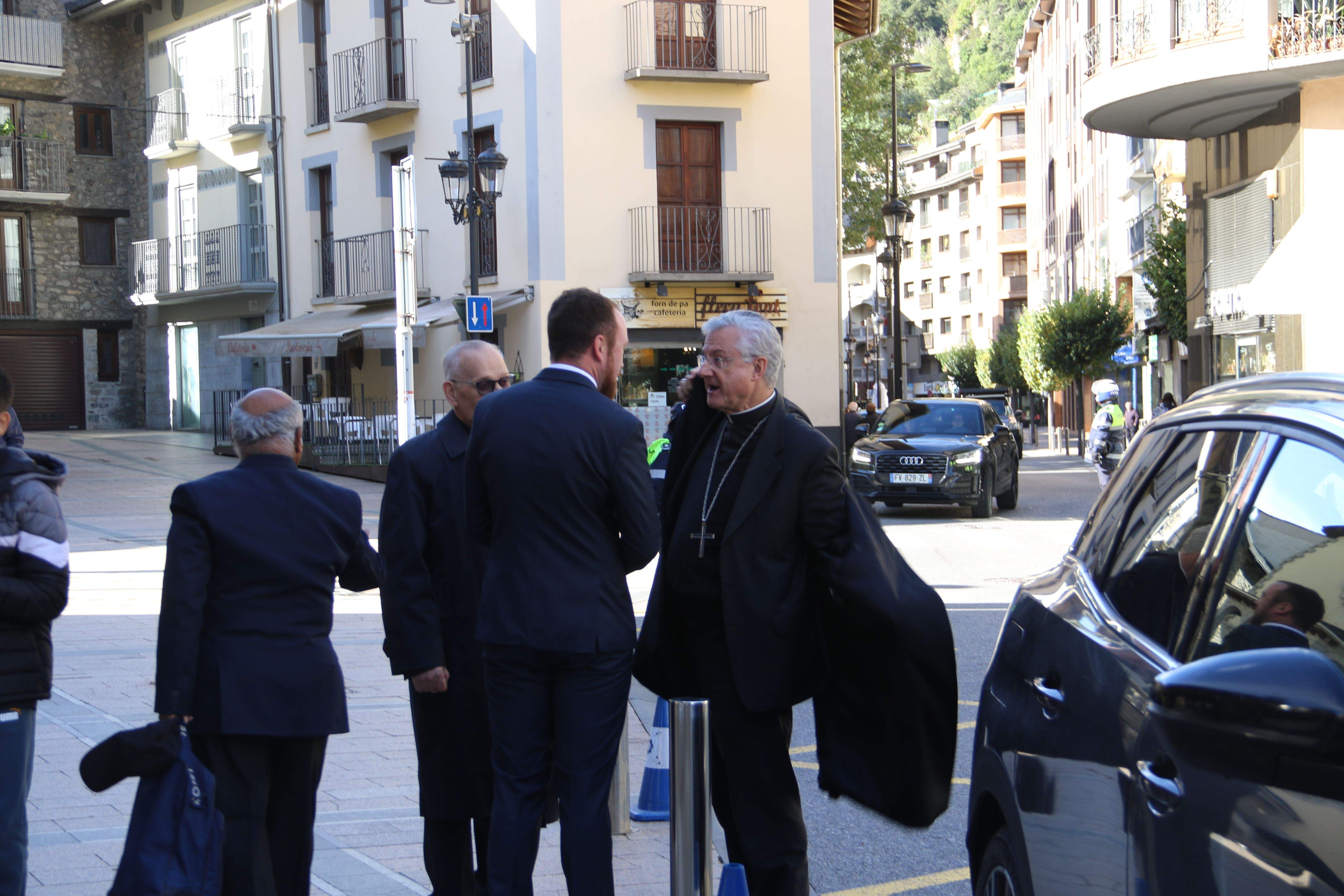 Joan-Enric Vives a la seva arribada a la parroquial d'Andorra la Vella, rebut pel conseller comunal Gerard Menardia.