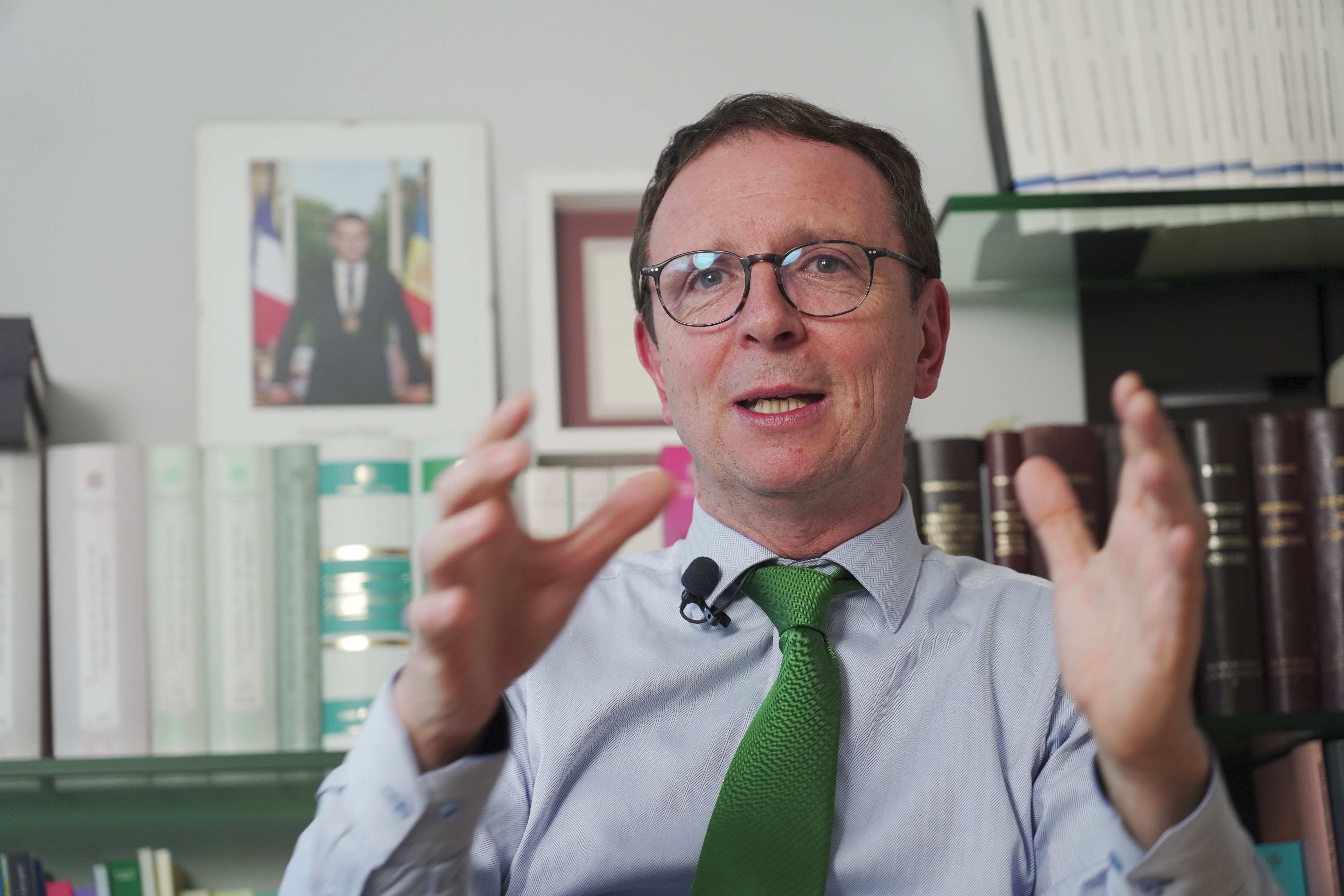 Robert Mauri durant una entrevista.