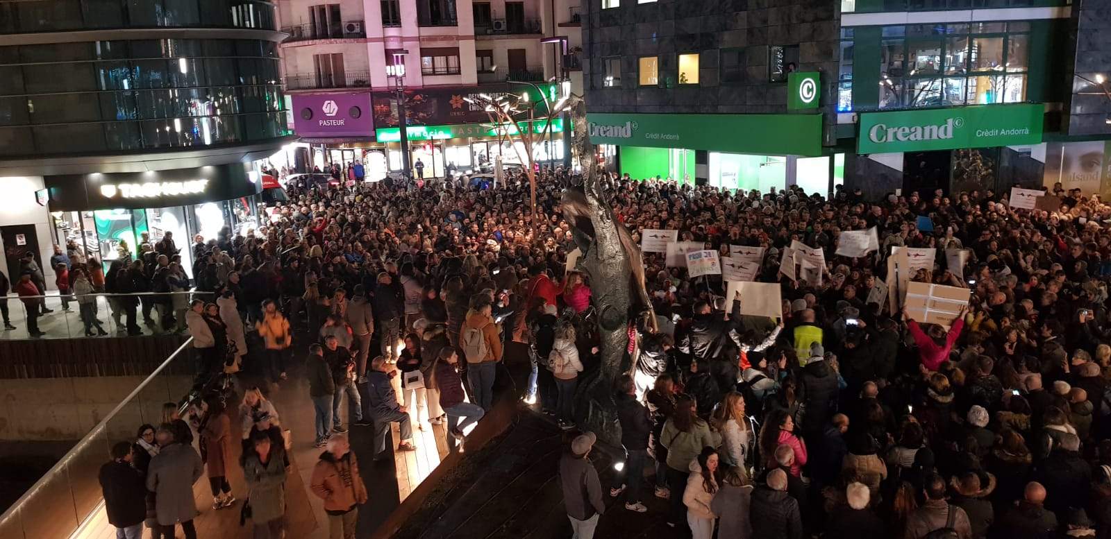 Pancartes i proclames dels assistents a la manifestació del 31 d'octubre.