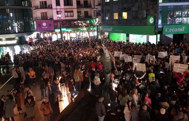 pancartes i proclames dels assistents s han vist i escoltat durant la manifestacio pancartes i proclames dels assistents s han vist i escoltat durant la manifestacio