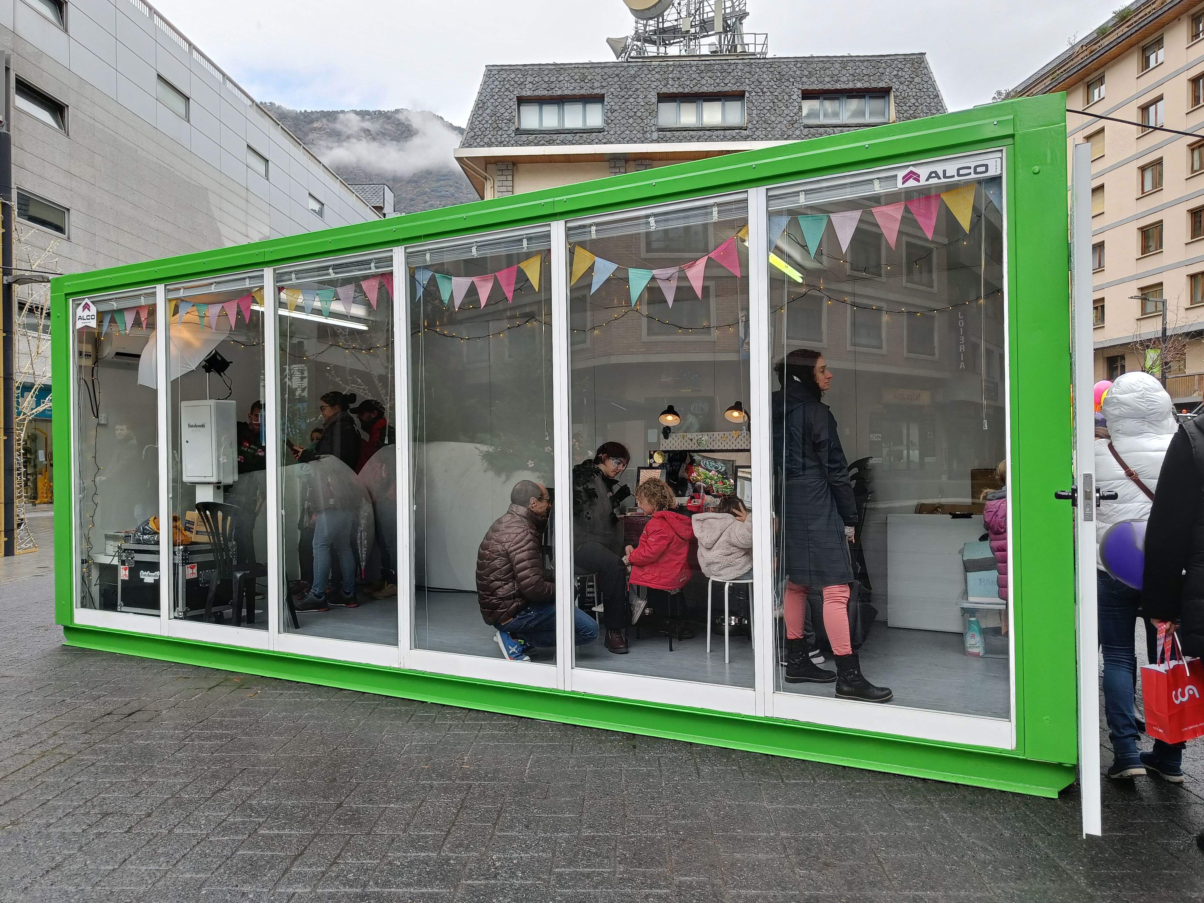 Els més petits podien pintar-se la cara.