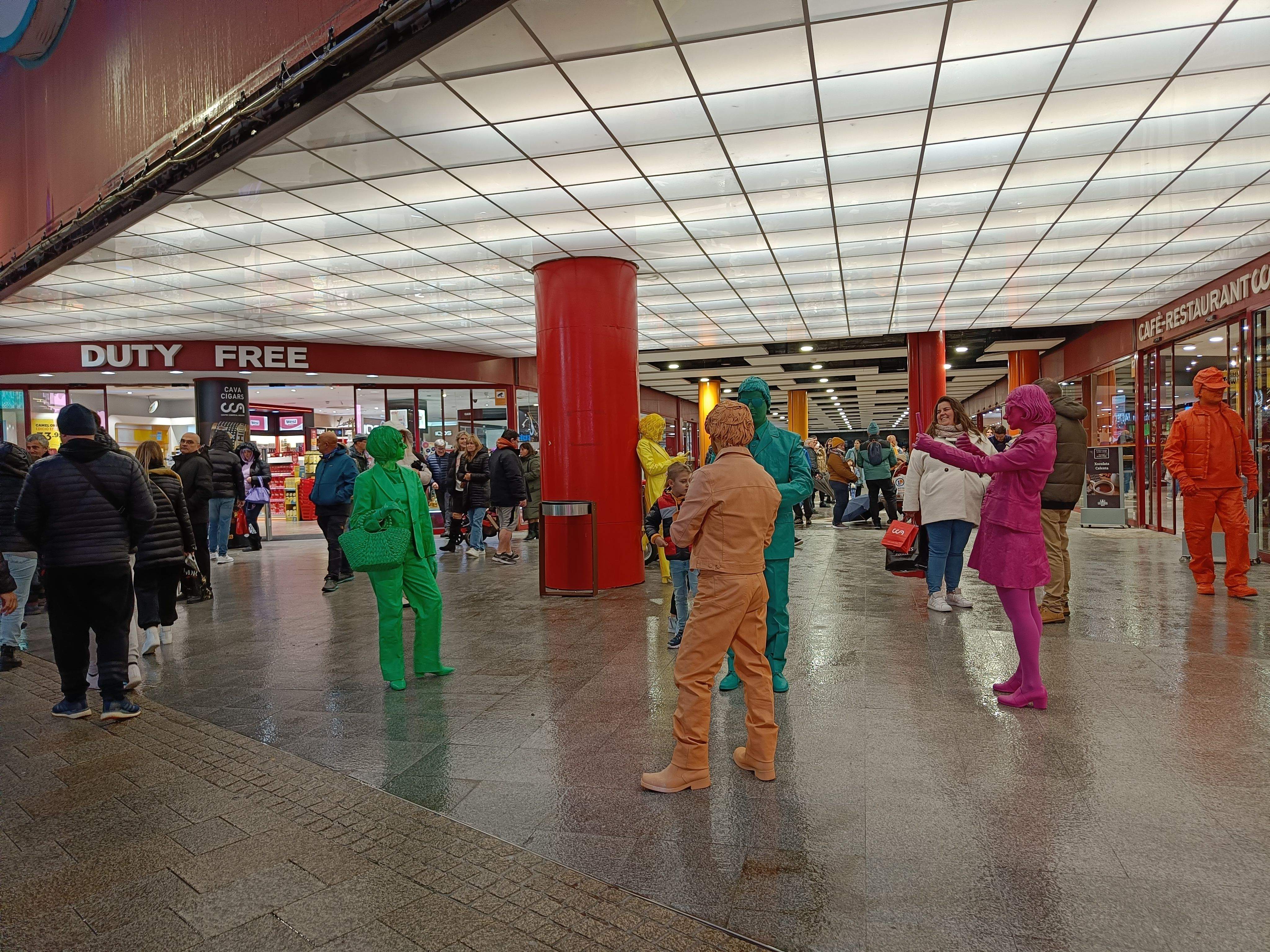 Actuació de la família All Colors.