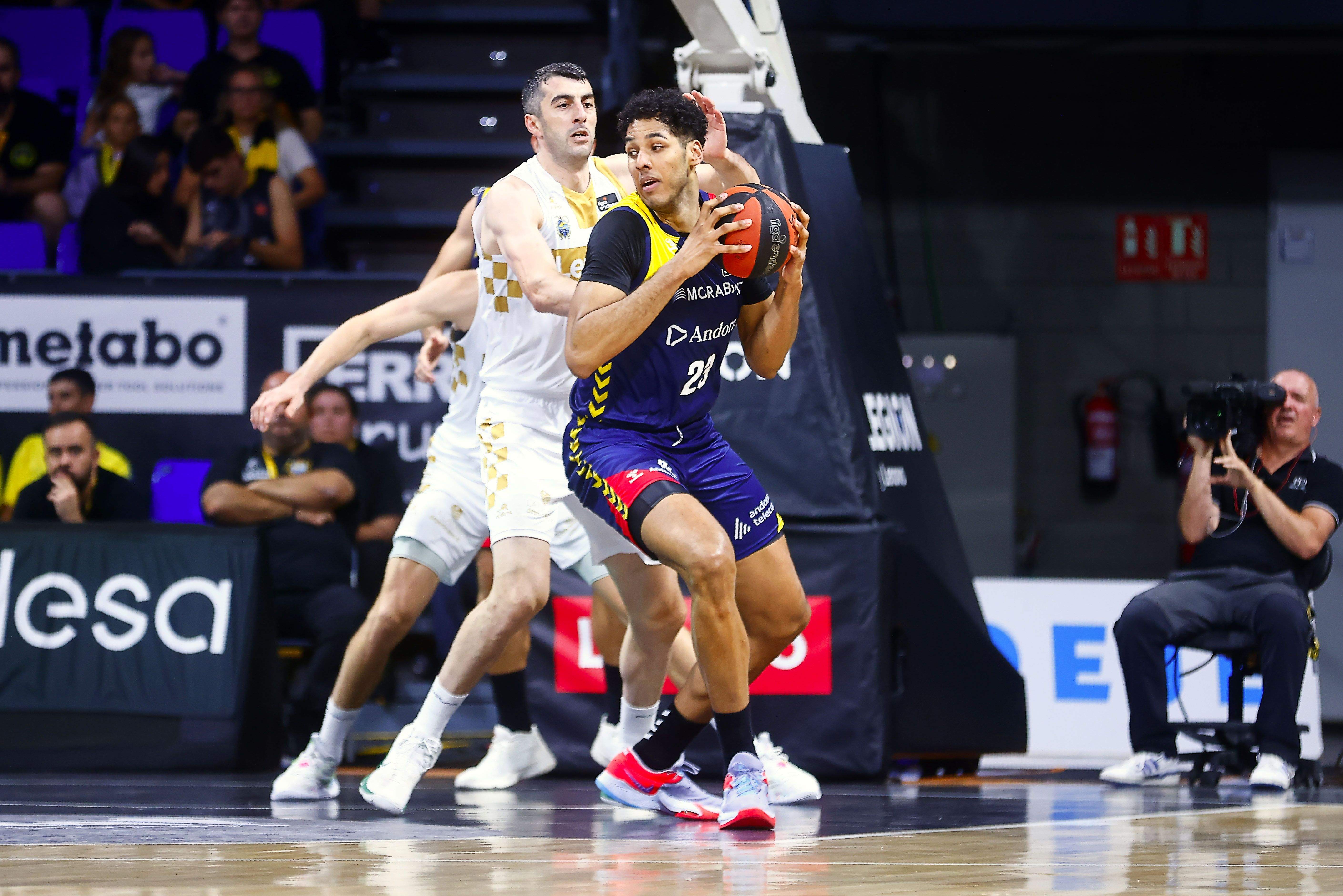 Dos Anjos mira de fer-se espai sota el cèrcol rival.