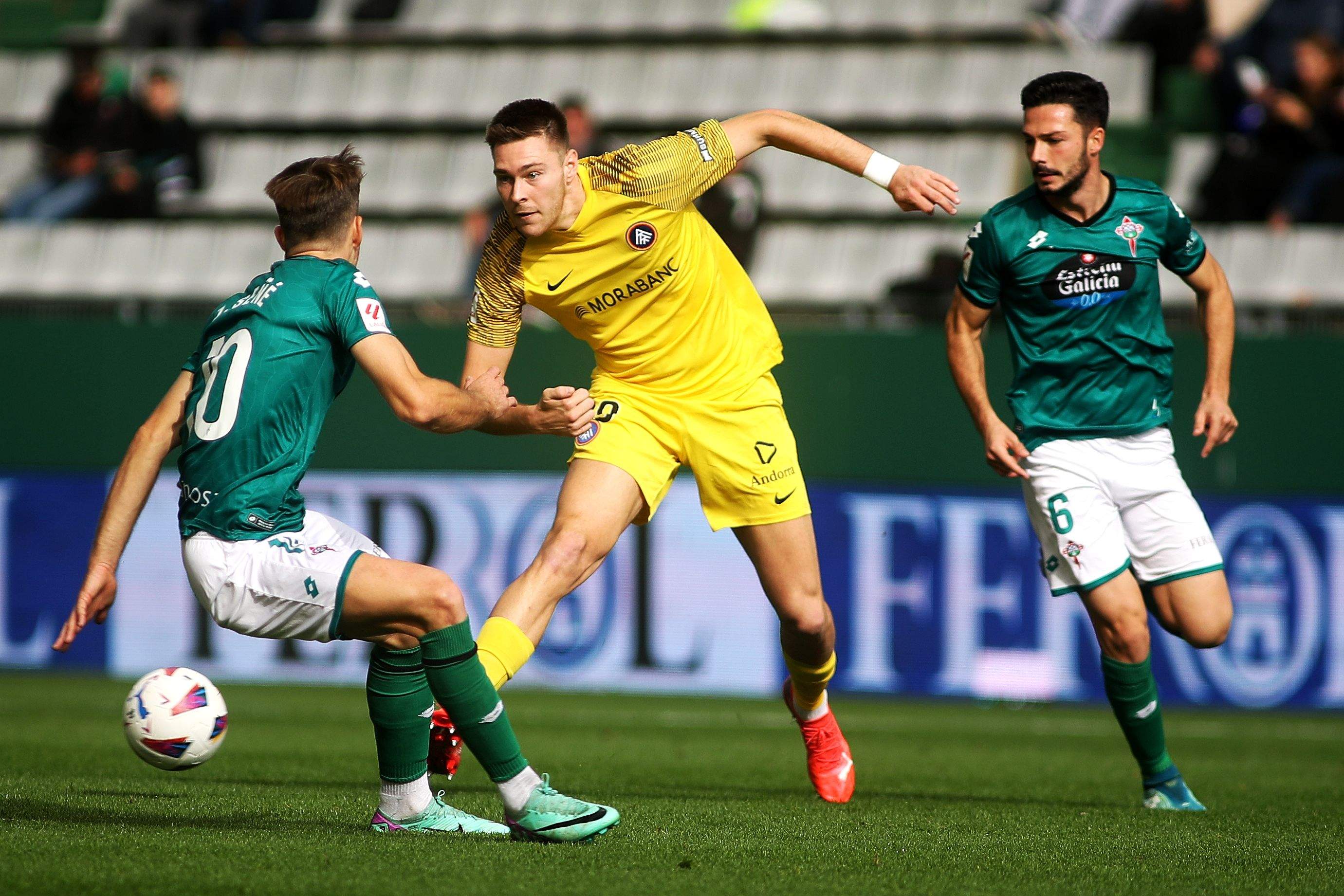 Scheidler mira de filtrar una pilota davant l'oposició de Señé.