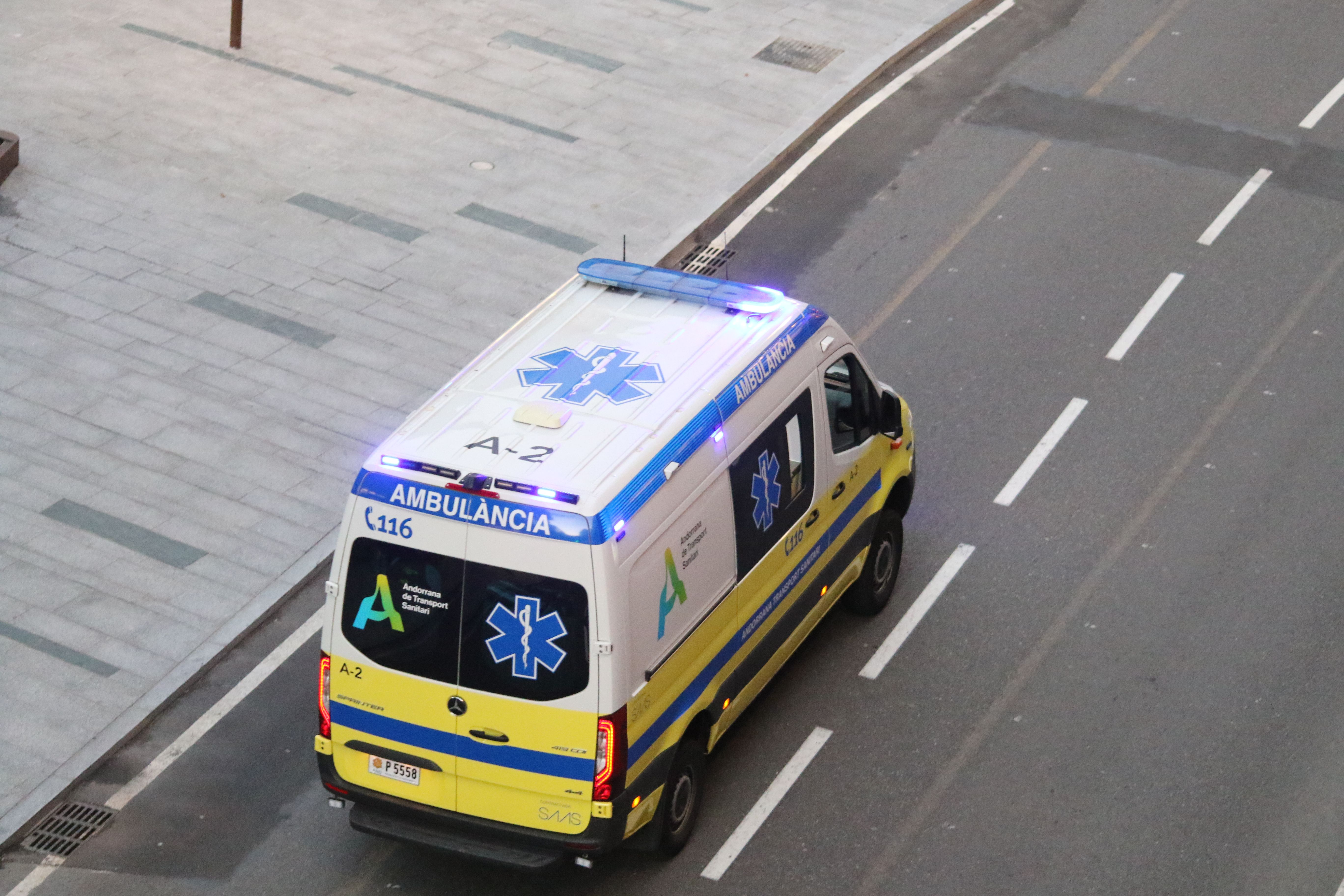Una ambulància aquesta tarda de diumenge. Una ambulància aquesta tarda de diumenge.