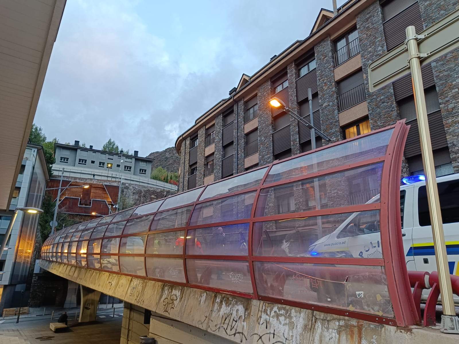 El vehicle d'atestats dins l'accés al túnel amb els vehicles implicats dins.