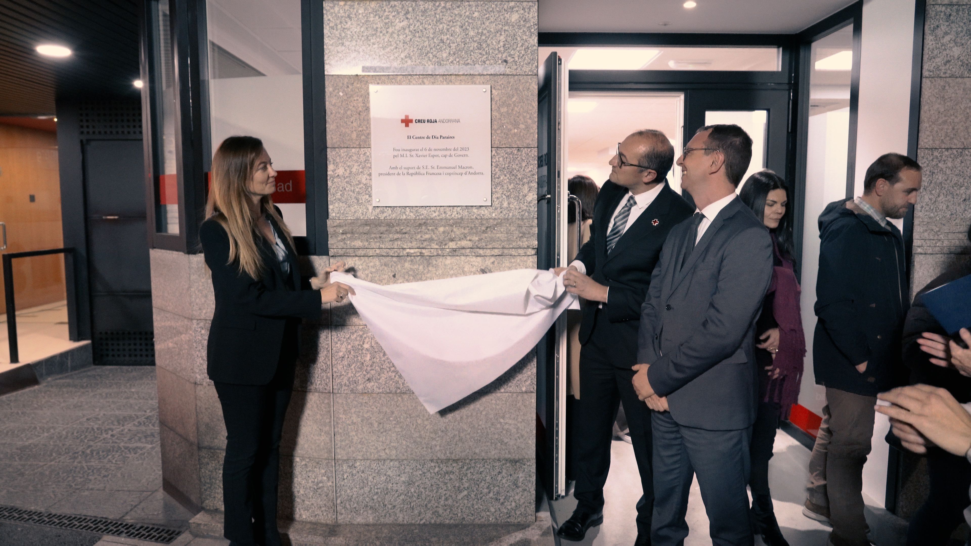 Moment en què les autoritats han descobert la placa.