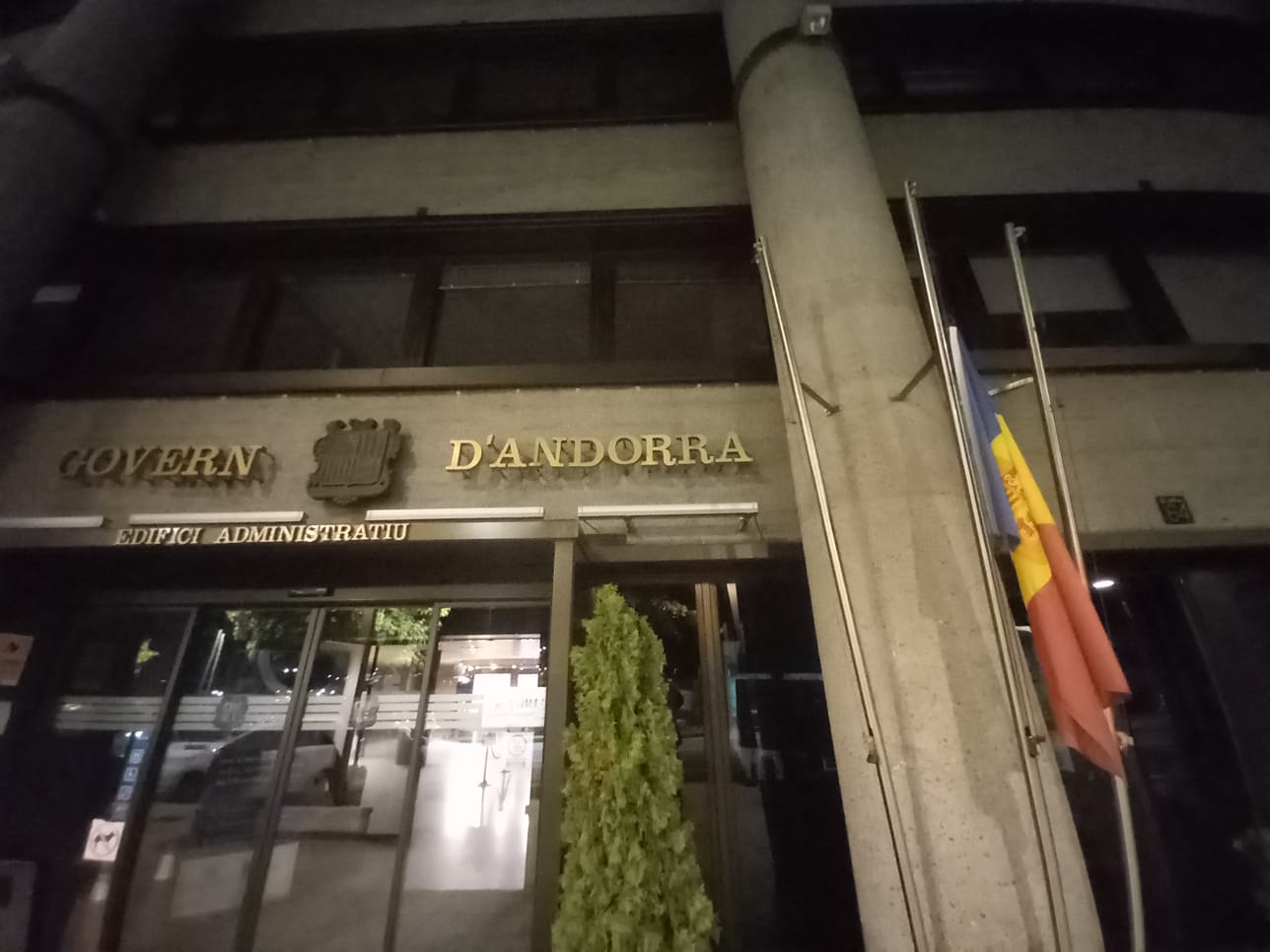 La bandera d'Andorra onejant a mig pal per la mort de Toni Martí.