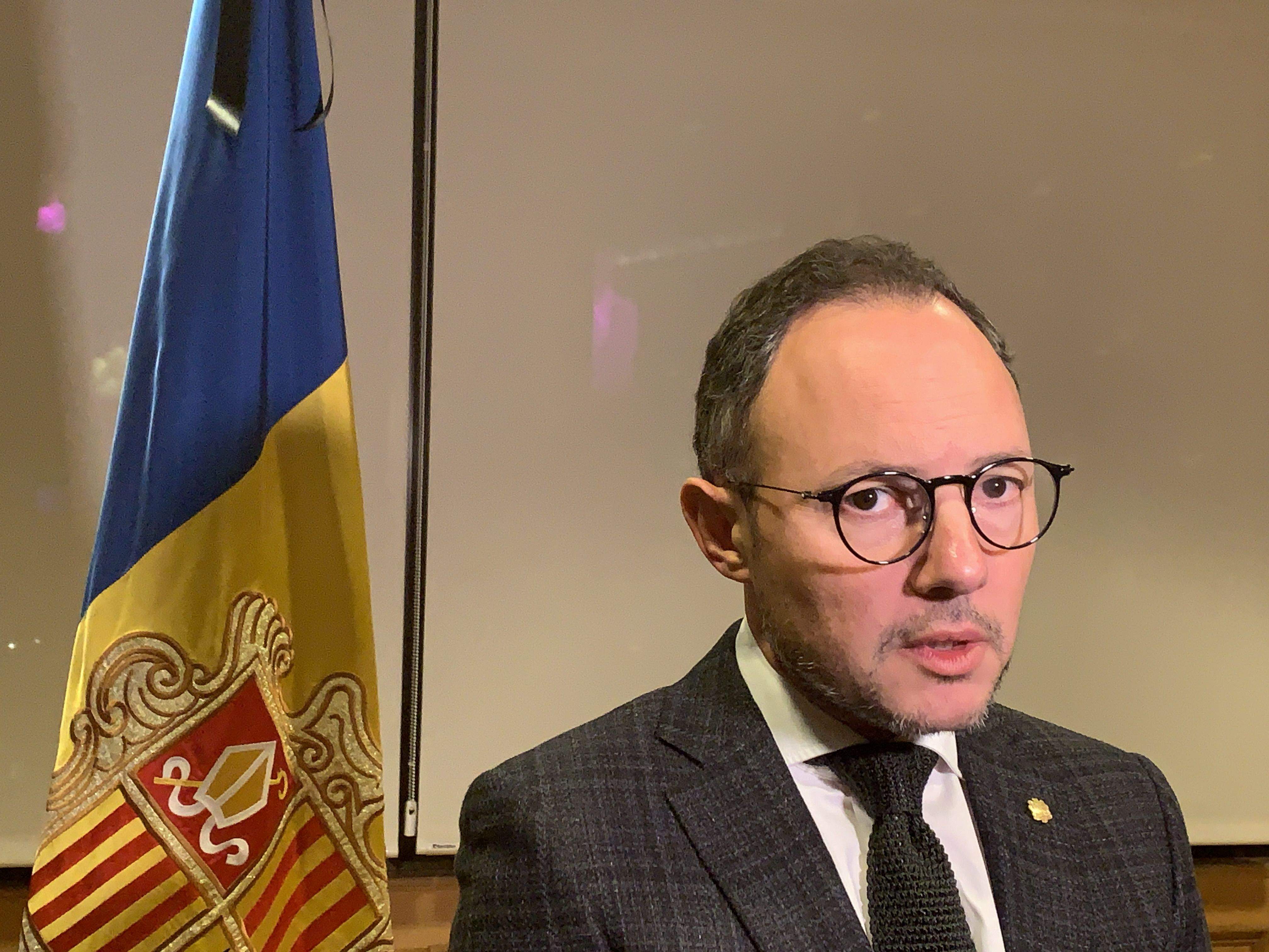 Xavier Espot durant l'al·locució en memòria de Toni Martí.