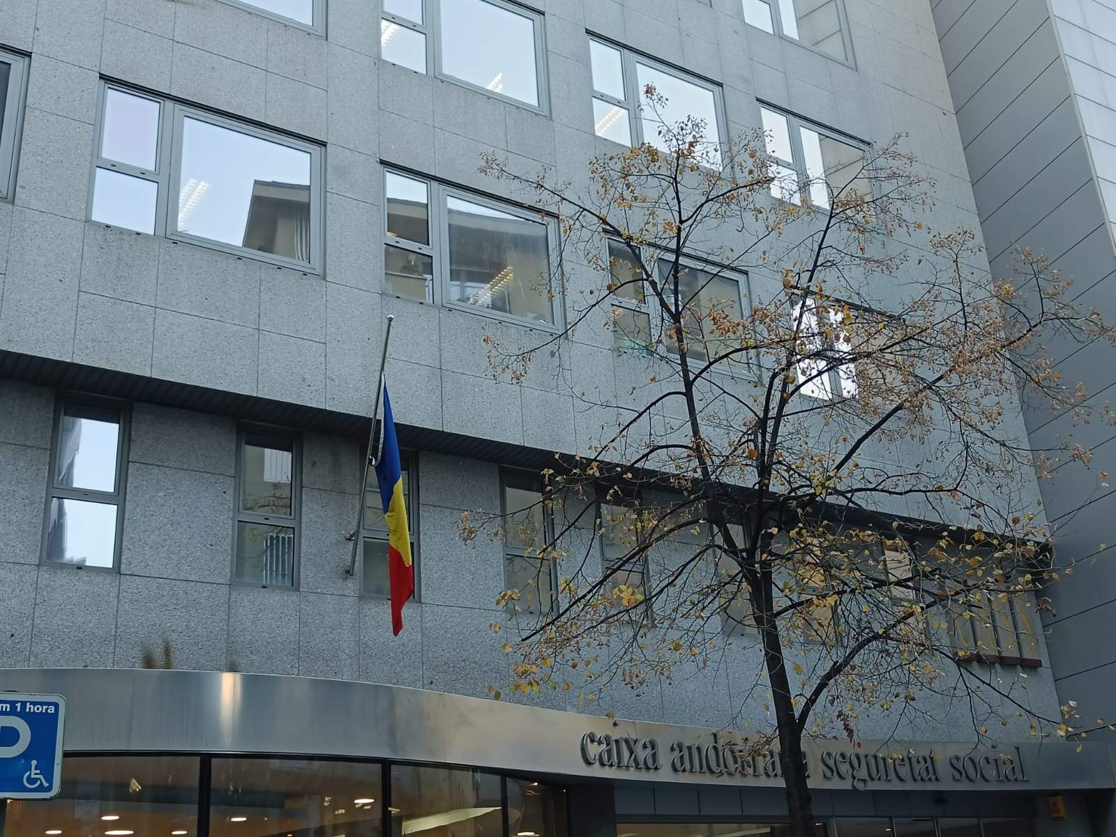 La bandera a mig pal a la seu de la CASS.