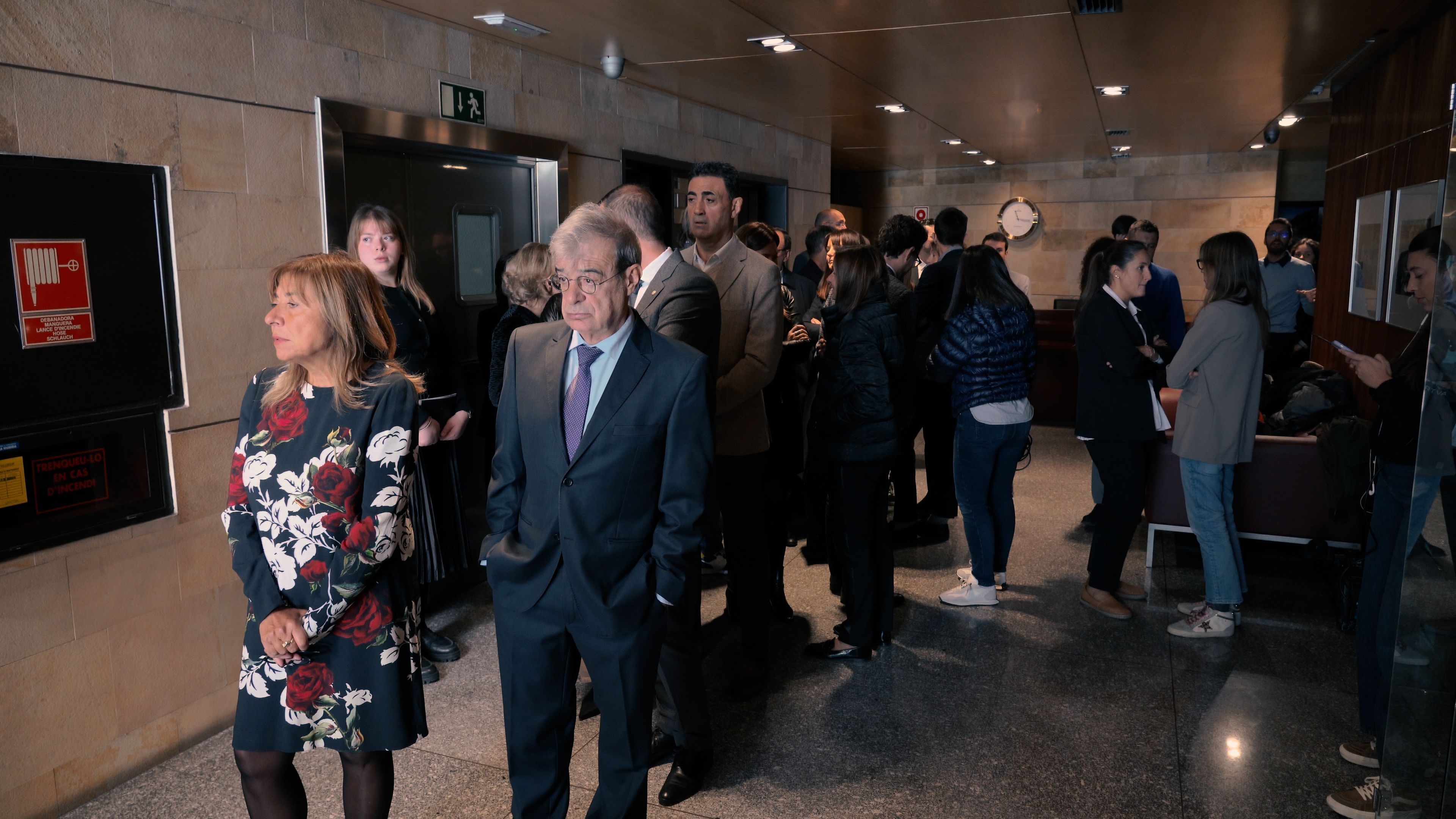 Membres del Govern esperant a signar al llibre, alguns d'ells visbilement emocionats com Raul Ferré. 