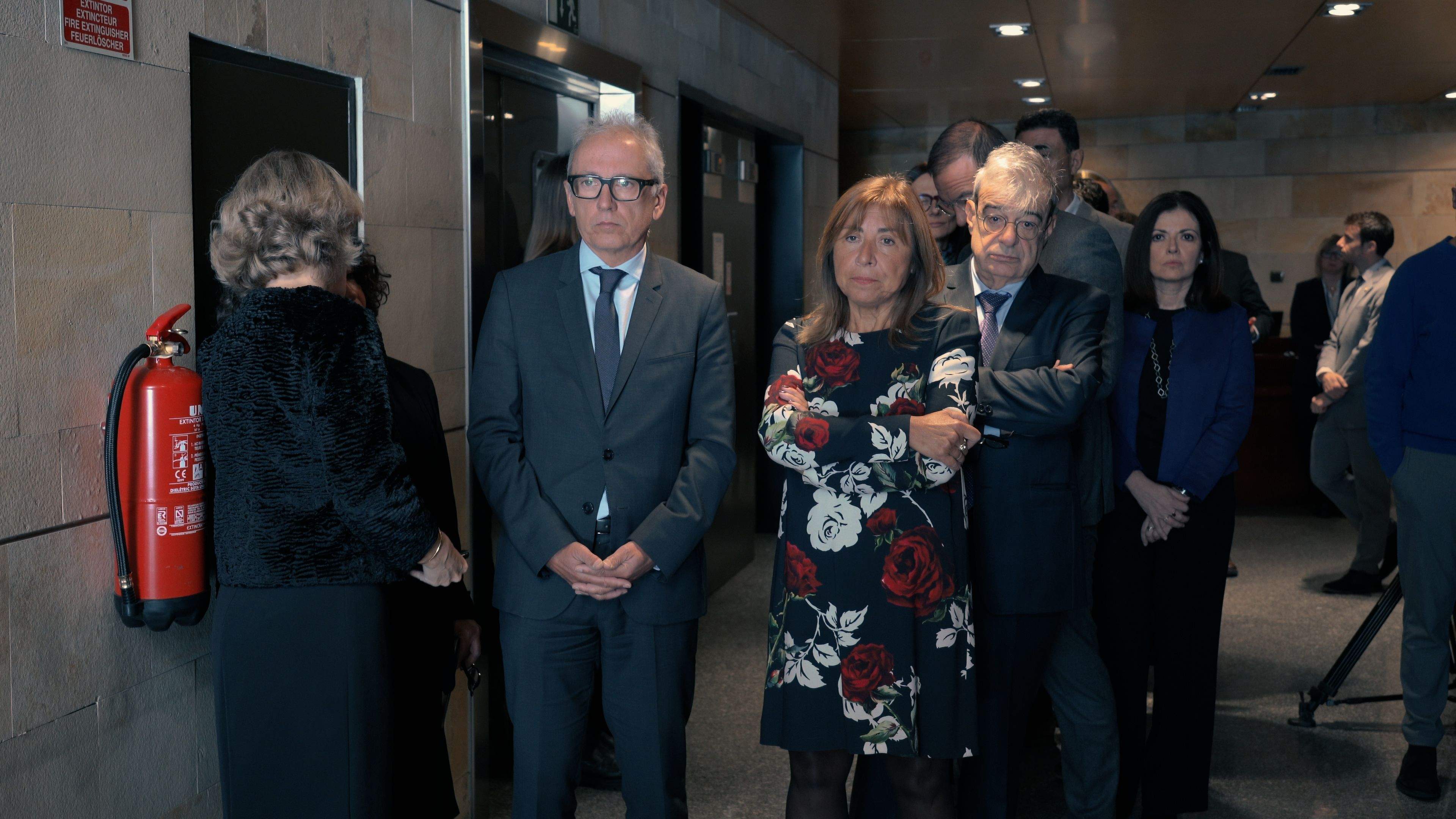 Les autoritats fent cua per signar el llibre de condolences. Les autoritats fent cua per signar el llibre de condolences.