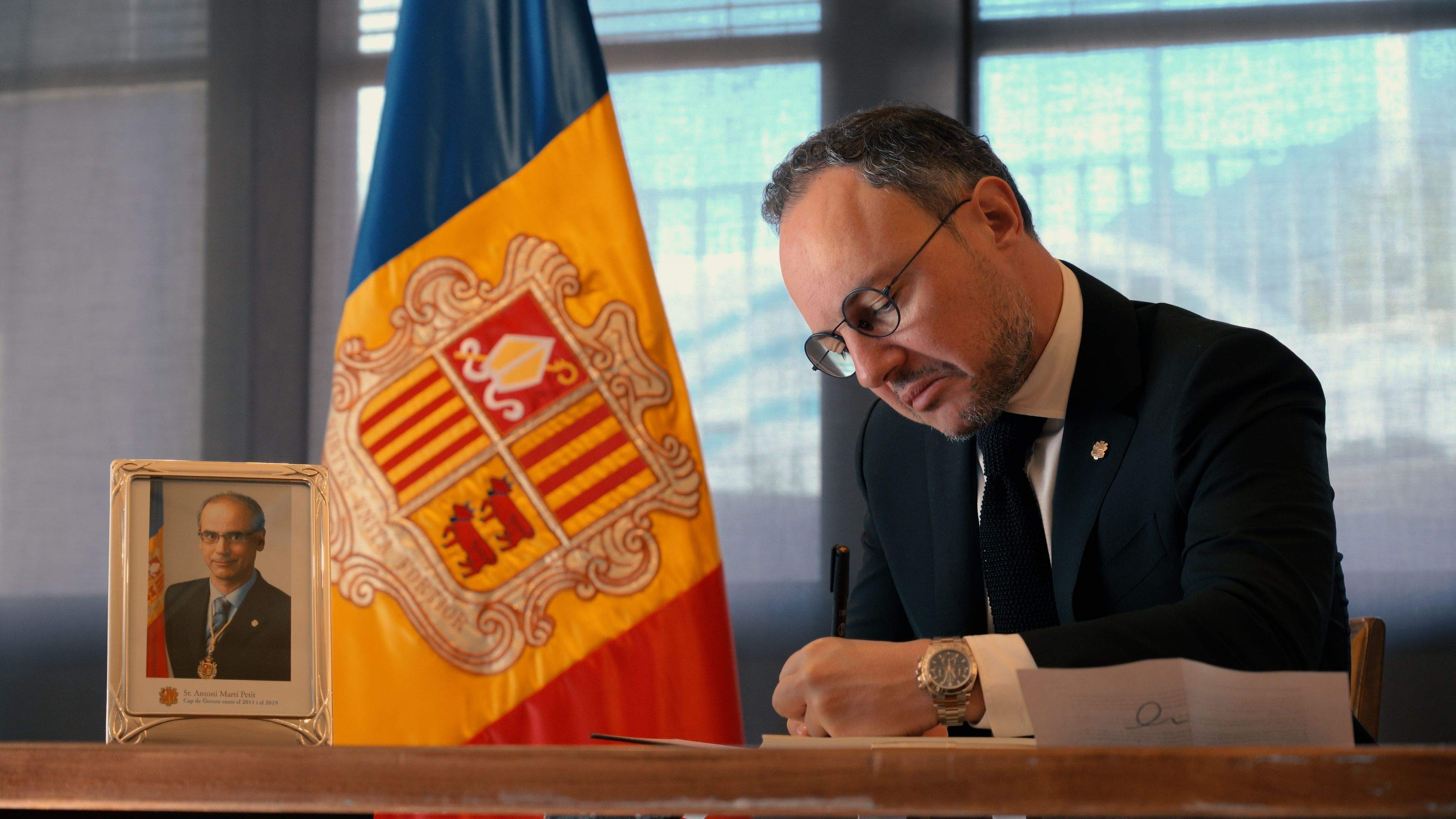 Xavier Espot signant el llibre de condolences. Xavier Espot signant el llibre de condolences.