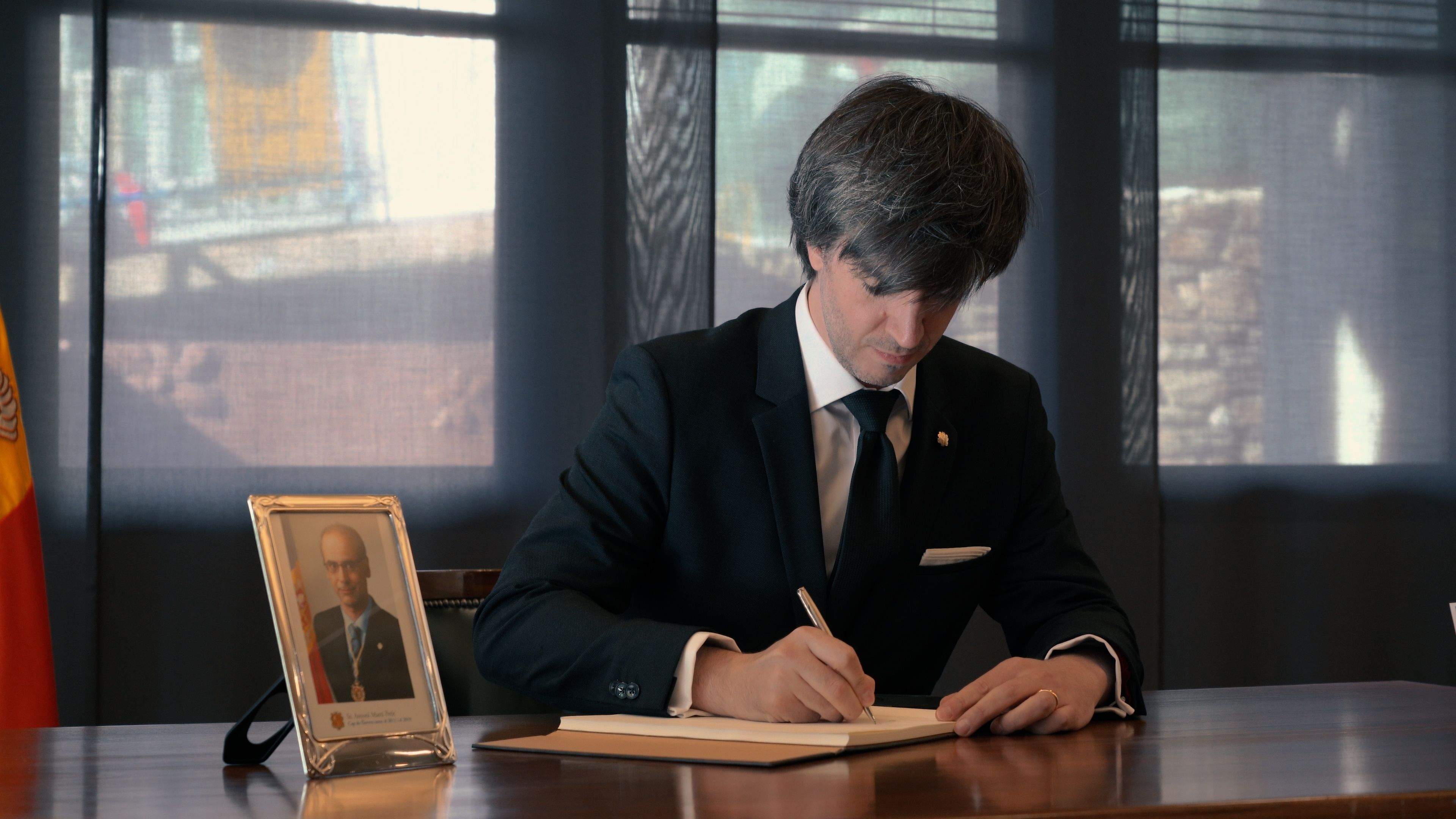 El síndic general, Carles Ensenyat, firma el llibre de condolences. El síndic general, Carles Ensenyat, firma el llibre de condolences.