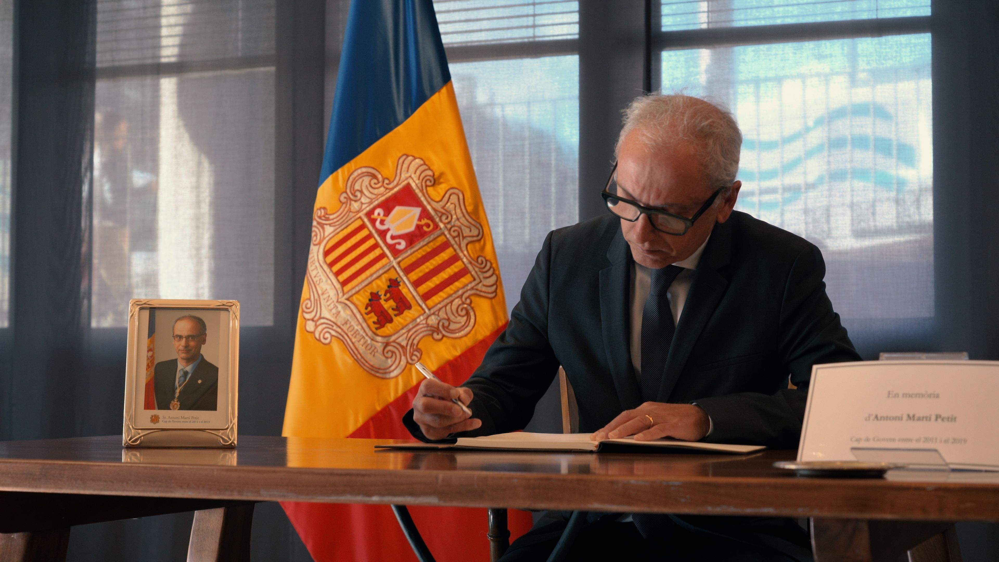 Francesc Camp, cònsol de Canillo, firmant el llibre de condolences. Francesc Camp, cònsol de Canillo, firmant el llibre de condolences.