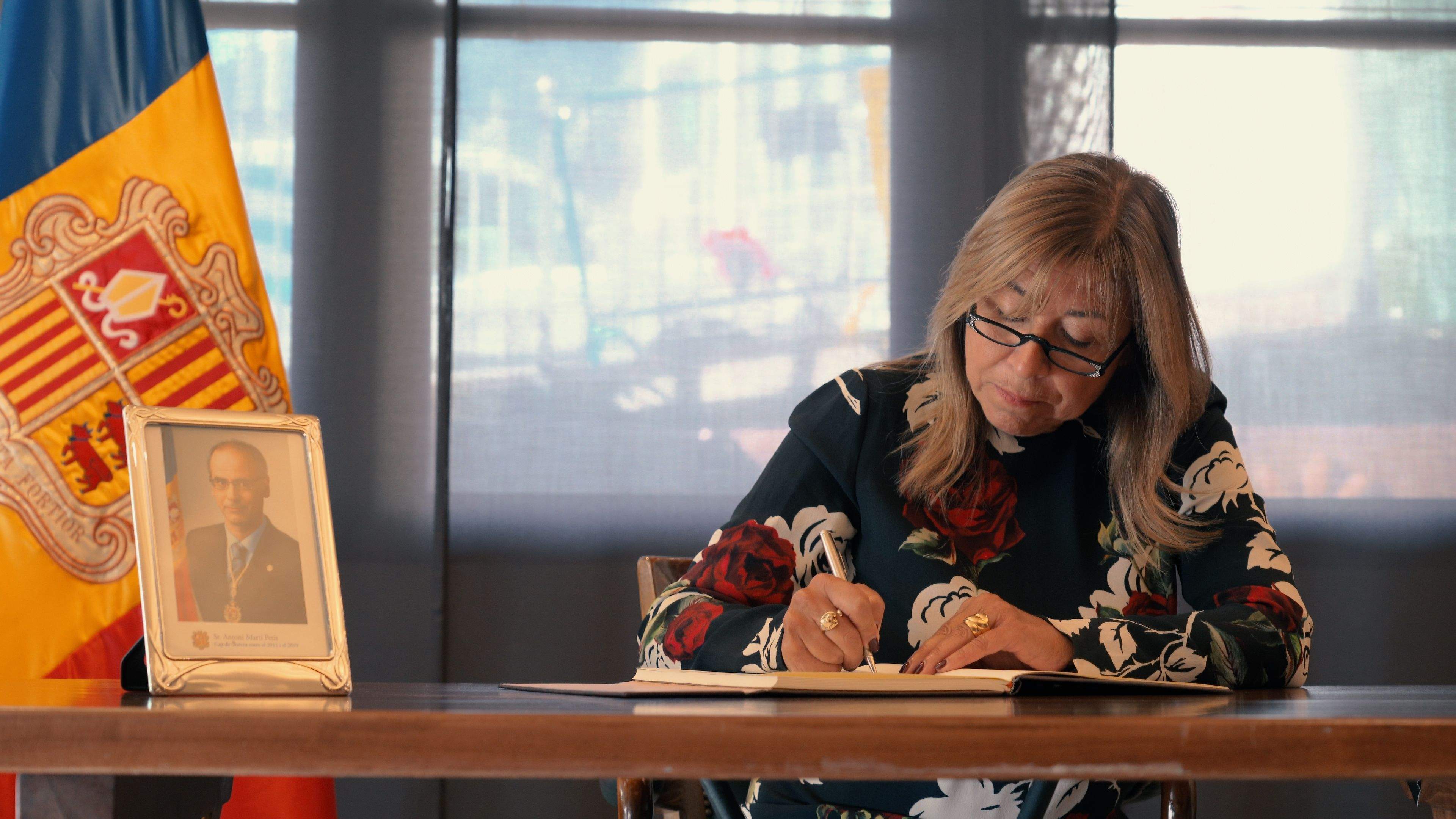 La ministra Conxita Marsol signant el llibre de condolences. La ministra Conxita Marsol signant el llibre de condolences.