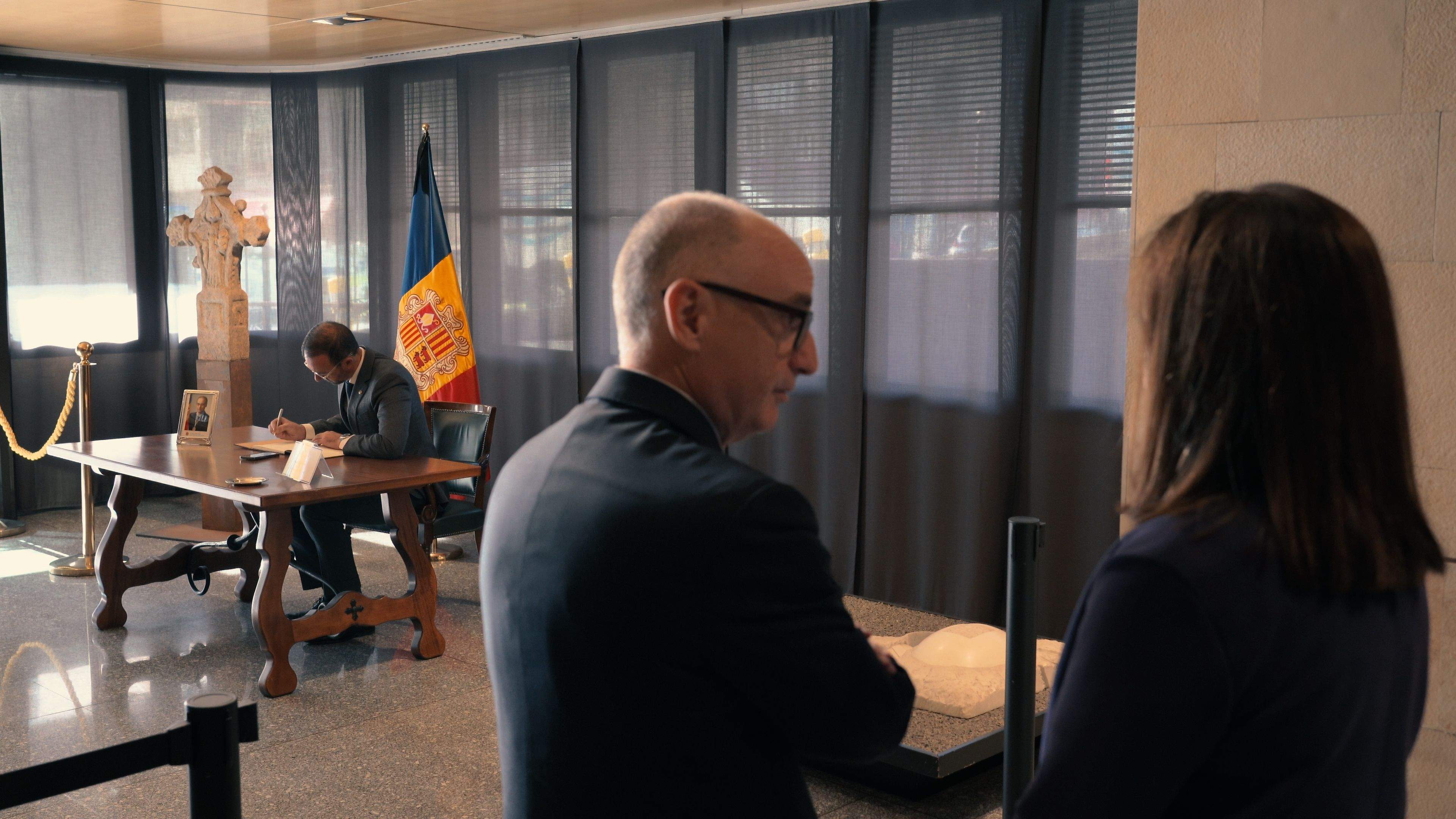 Ramon Lladós conversa amb Imma Tor, i de fons, Jordi Torres firma el llibre. Ramon Lladós conversa amb Imma Tor, i de fons, Jordi Torres firma el llibre.