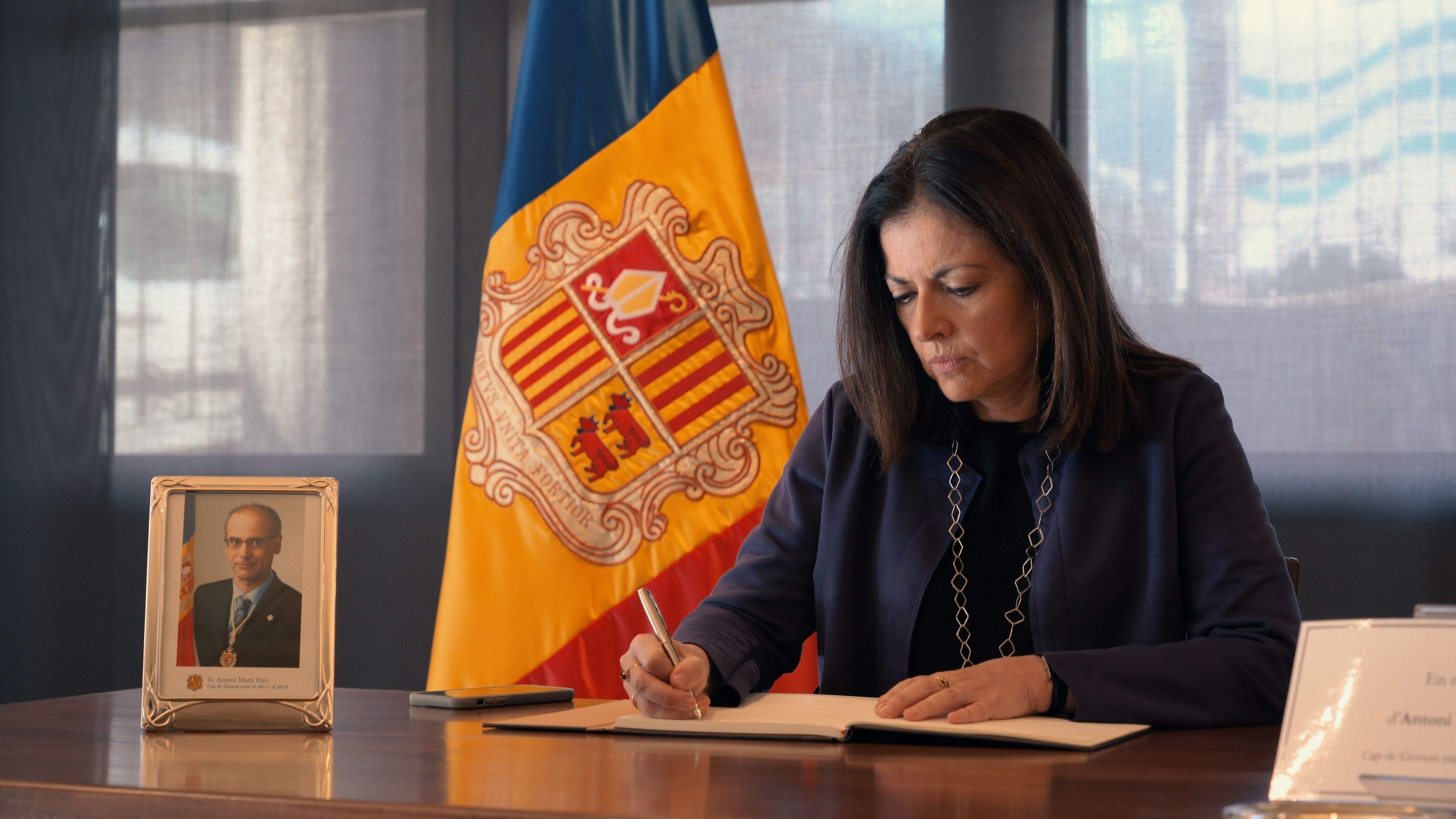 Imma Tor firma el llibre de condolences. Imma Tor firma el llibre de condolences.