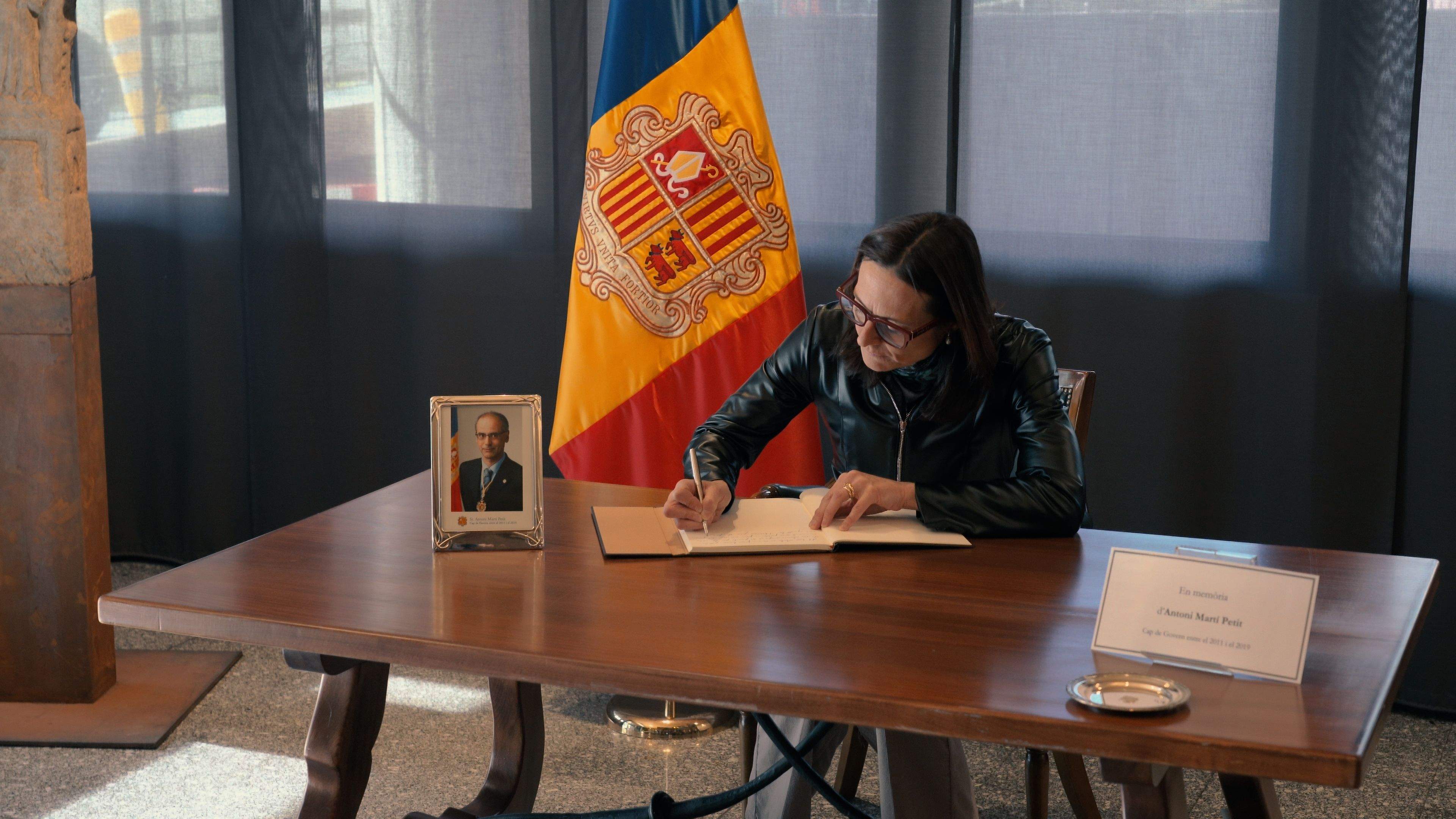 Ester Molné signant el llibre de condolences. Ester Molné signant el llibre de condolences.
