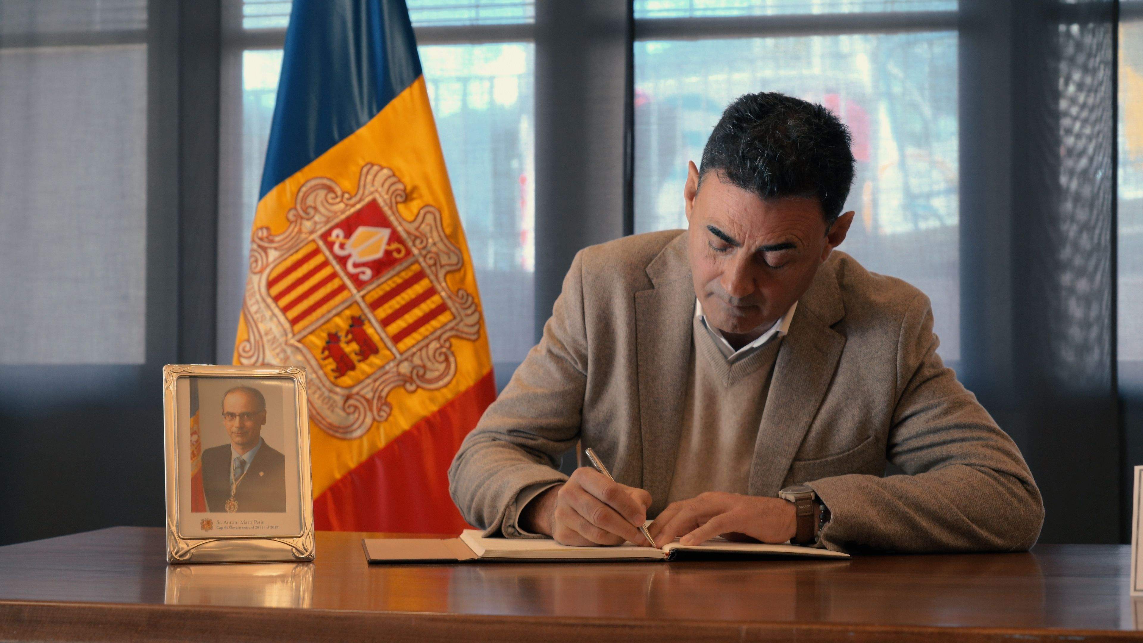 Raul Ferré signa el llibre de condolences. Raul Ferré signa el llibre de condolences.
