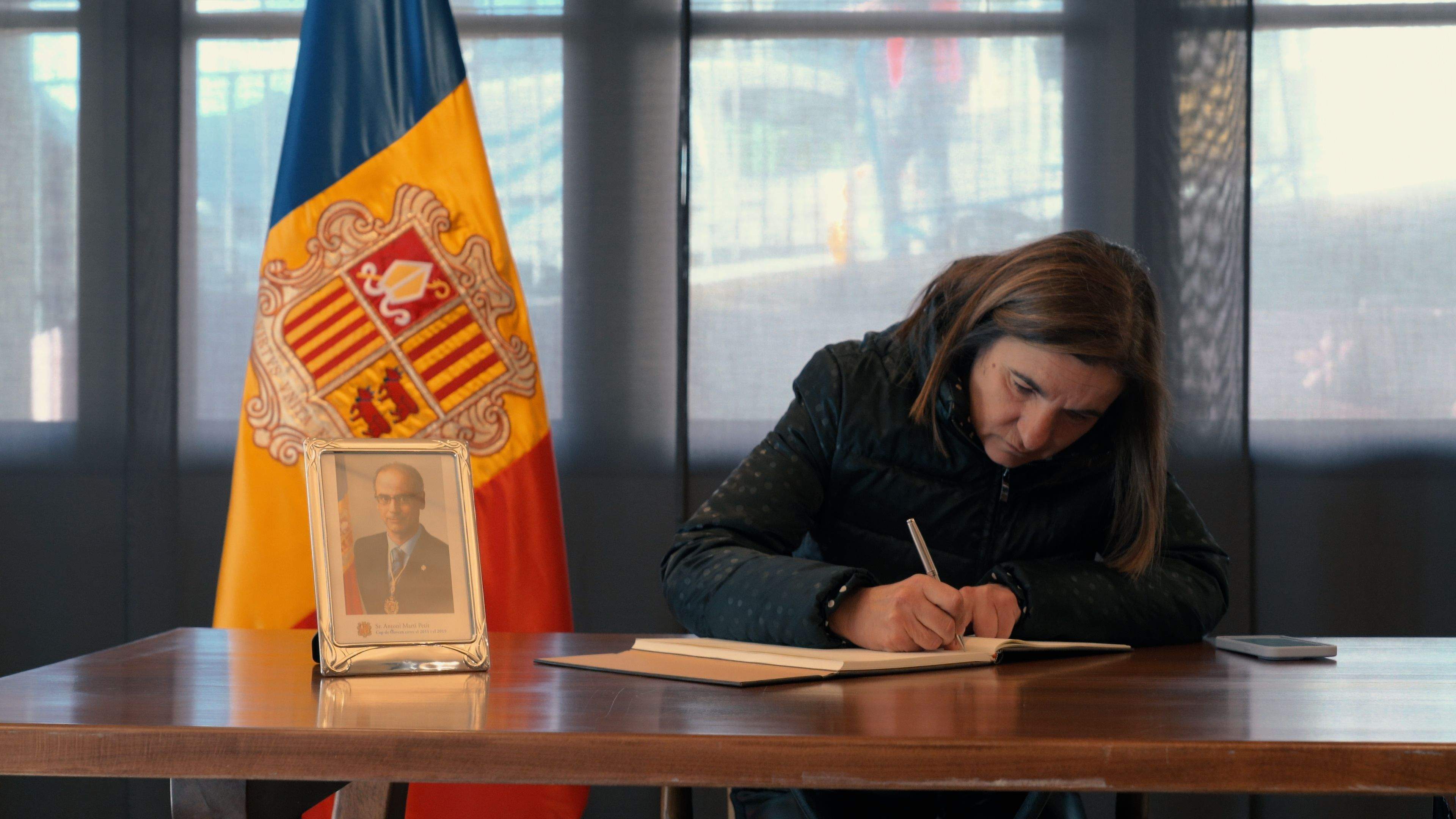 Trini Marín firma le llibre de condolences. Trini Marín firma le llibre de condolences.