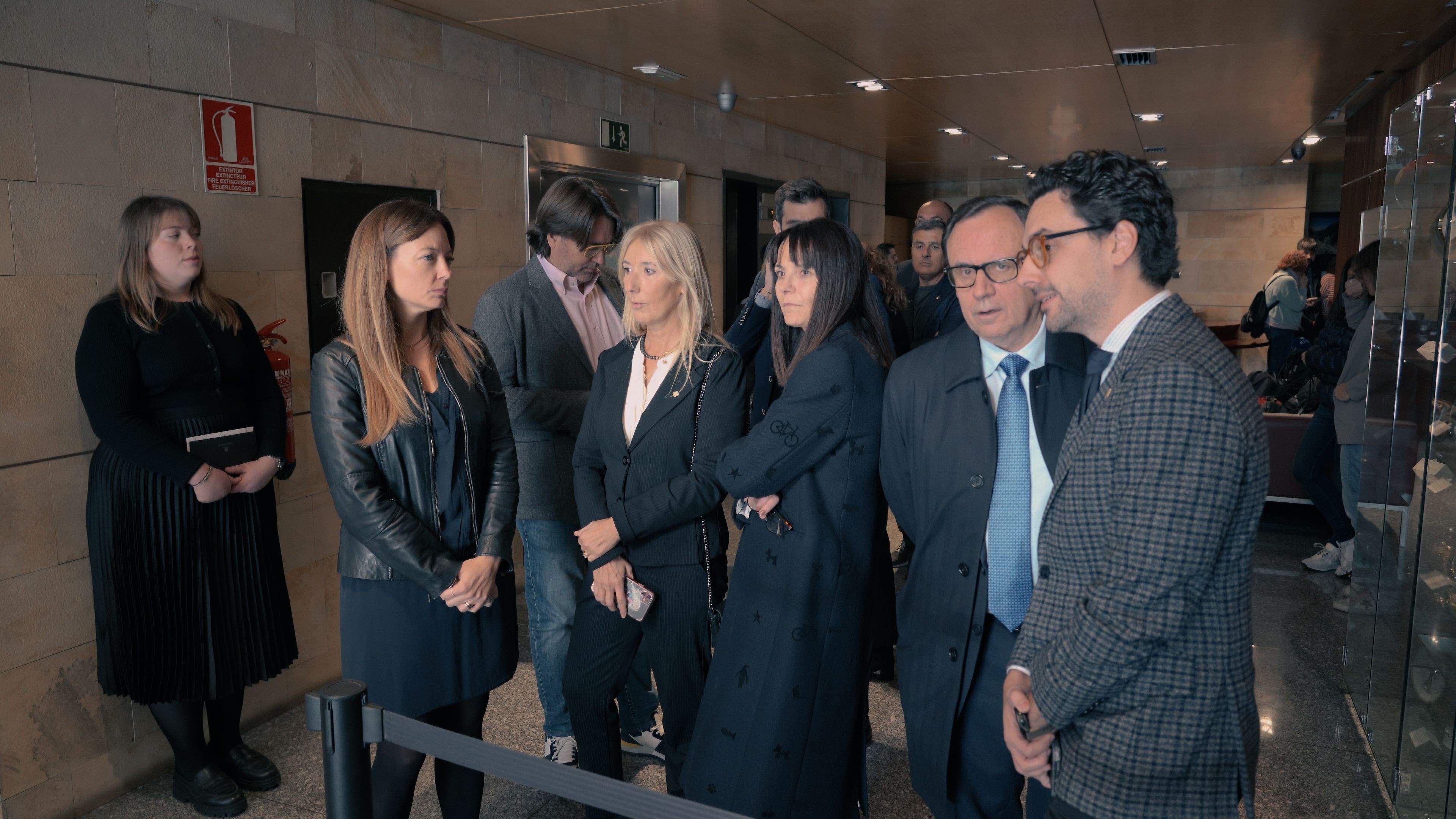 Les autoritats esperant per signar el llibre de condolences. Les autoritats esperant per signar el llibre de condolences.