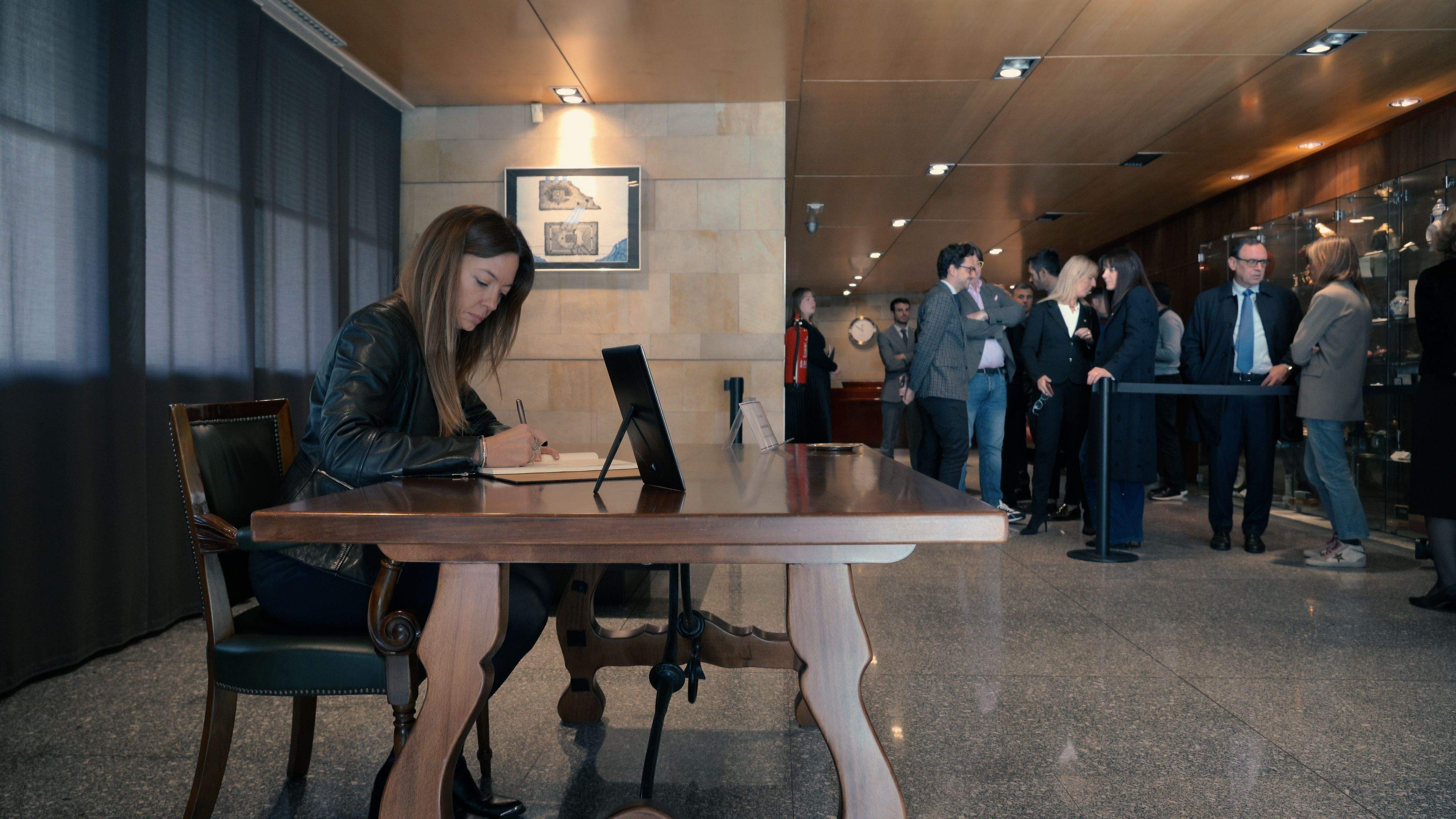 La ministra Helena Mas signant el llibre de condolences. La ministra Helena Mas signant el llibre de condolences.