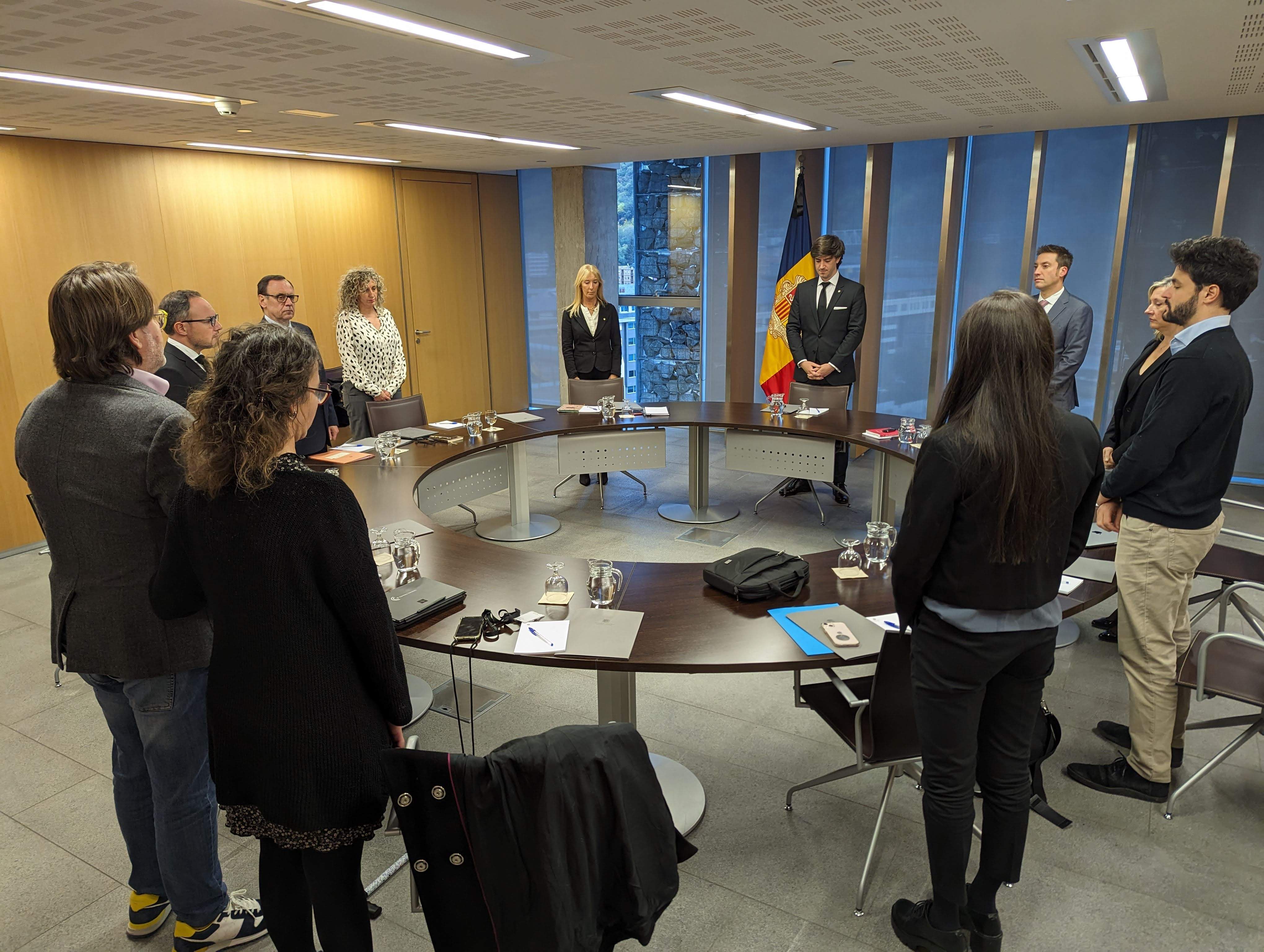 Minut de silenci a l'inici de la junta de presidents.